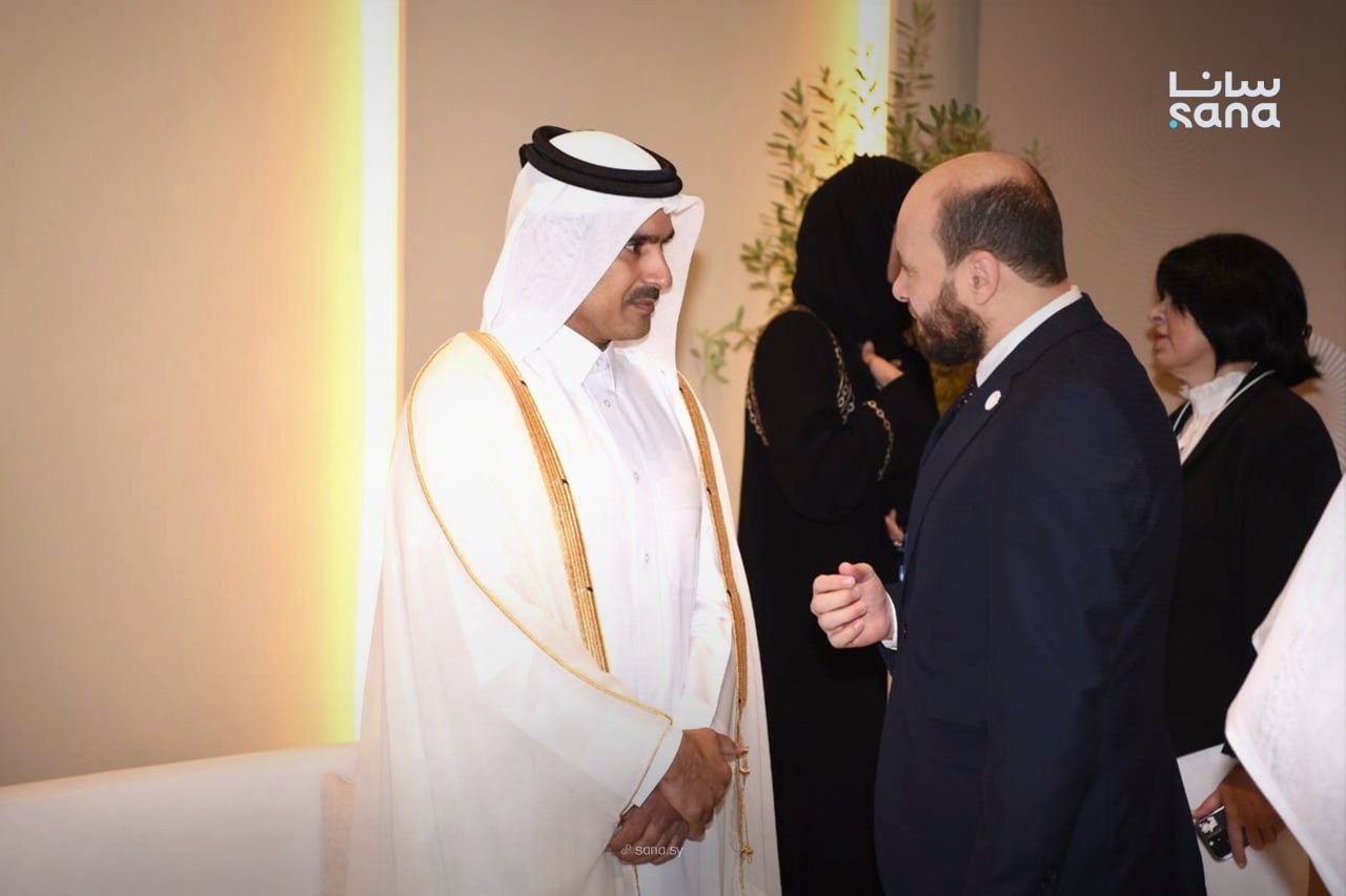 Во время Международной нефтяной выставки и конференции в Абу Даби ADIPEC 2025 министр энергетики Сирии Мухаммад аль Башир и министр Катара Саад бин Шарида аль Кааби обсудили укрепление двустороннего энергетического сотрудничества Основное внимание было уделено инвестициям в разведку нефти на шельфе и развитию стратегического партнерства выгодного для обеих стран t me levant24 ru