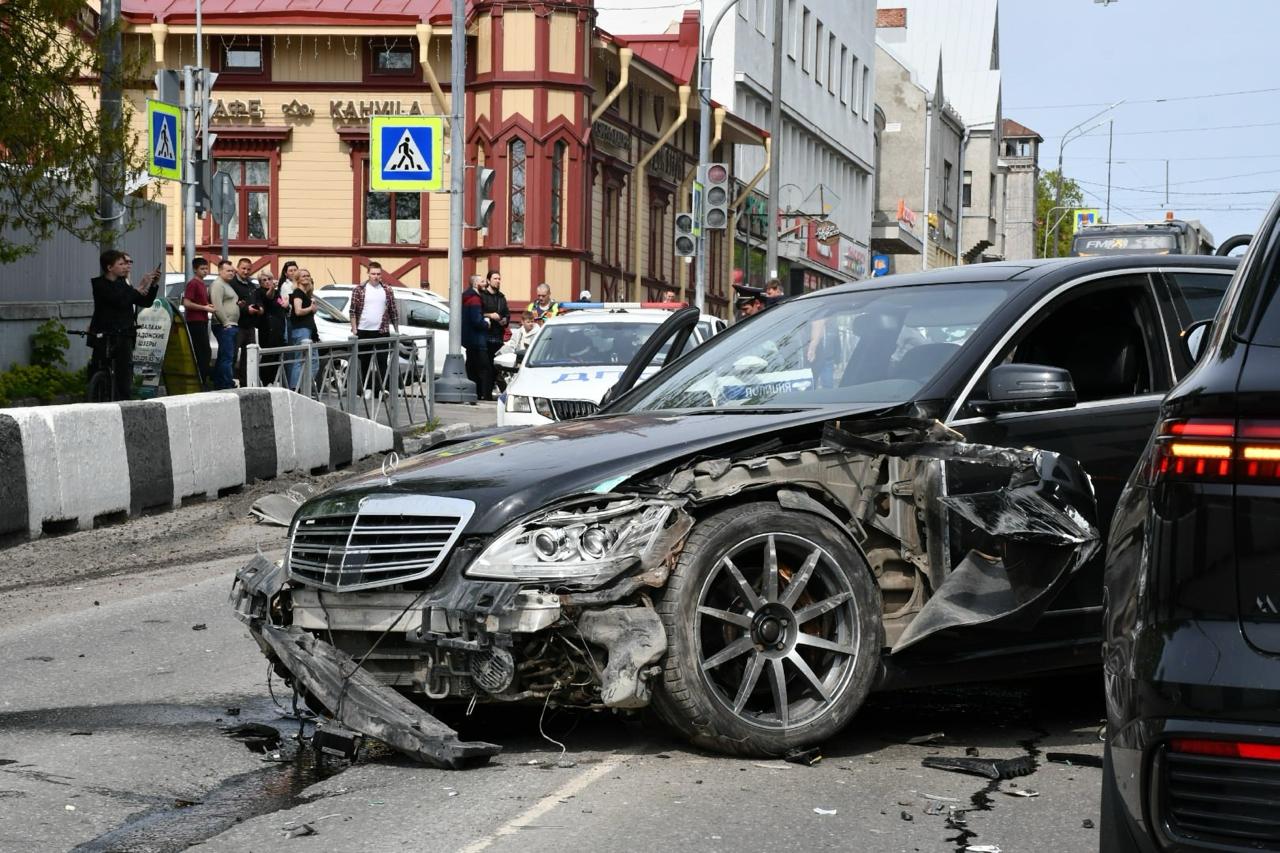 Лихач на Mercedes без номеров устроил массовое ДТП на мосту в Сортавале.  Попытка скрыться от полиции закончилась плохо: водитель вылетел на "красный" и протаранил три автомобиля. Обошлось без пострадавших.   В ближайшие часы лучше объезжать участок - движение затруднено.  5  5  5   Подписаться   Прислать новость