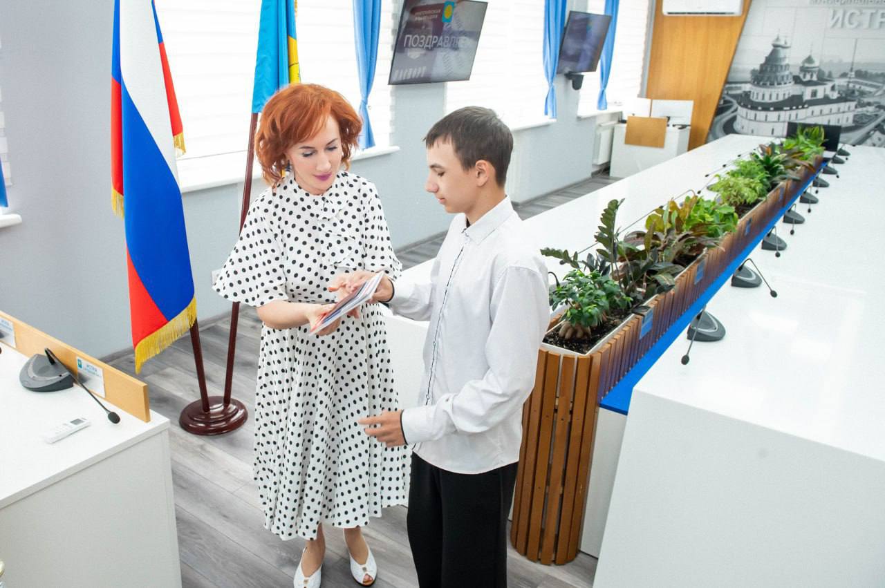 Накануне важного государственного праздника - Дня России - вручила паспорта юным жителям муниципального округа Истра. Главный документ гражданина Российской Федерации сегодня в торжественной обстановке получили пятеро ребят. Стоит отметить, что вручение паспортов в столь значимой атмосфере на Истринской земле стало уже доброй традицией, которая символизирует о преемственности поколений и напоминает о гражданской ответственности. С начала 2025 года в Истре уже вручено 25 паспортов нашим юным жителям, а если оглянуться на прошлый 2024 год, то 99 молодых людей и девушек из муниципального округа Истра получили свой главный документ. Поздравила наших юных жителей с этим значимым событием, пожелала каждому быть достойным гражданином своей великой страны - России!