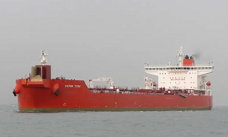 Попавшие под санкции США танкеры участвуют в перевозке российской нефти в Индию — Bloomberg По данным аналитиков, на прошлой неделе индийский нефтеперерабатывающий завод Джамнагар получил около 1 млн баррелей сырой нефти марки Sokol с российского Дальнего Востока, и половина этого объема была доставлена после двух перевалок с судна на судно, в одной из которых участвовал подсанкционный танкер Viktor Titov. Другие суда из санкционного списка участвовали в перевалке нефти Sokol, которая будет доставлена в Индию в следующем месяце.
