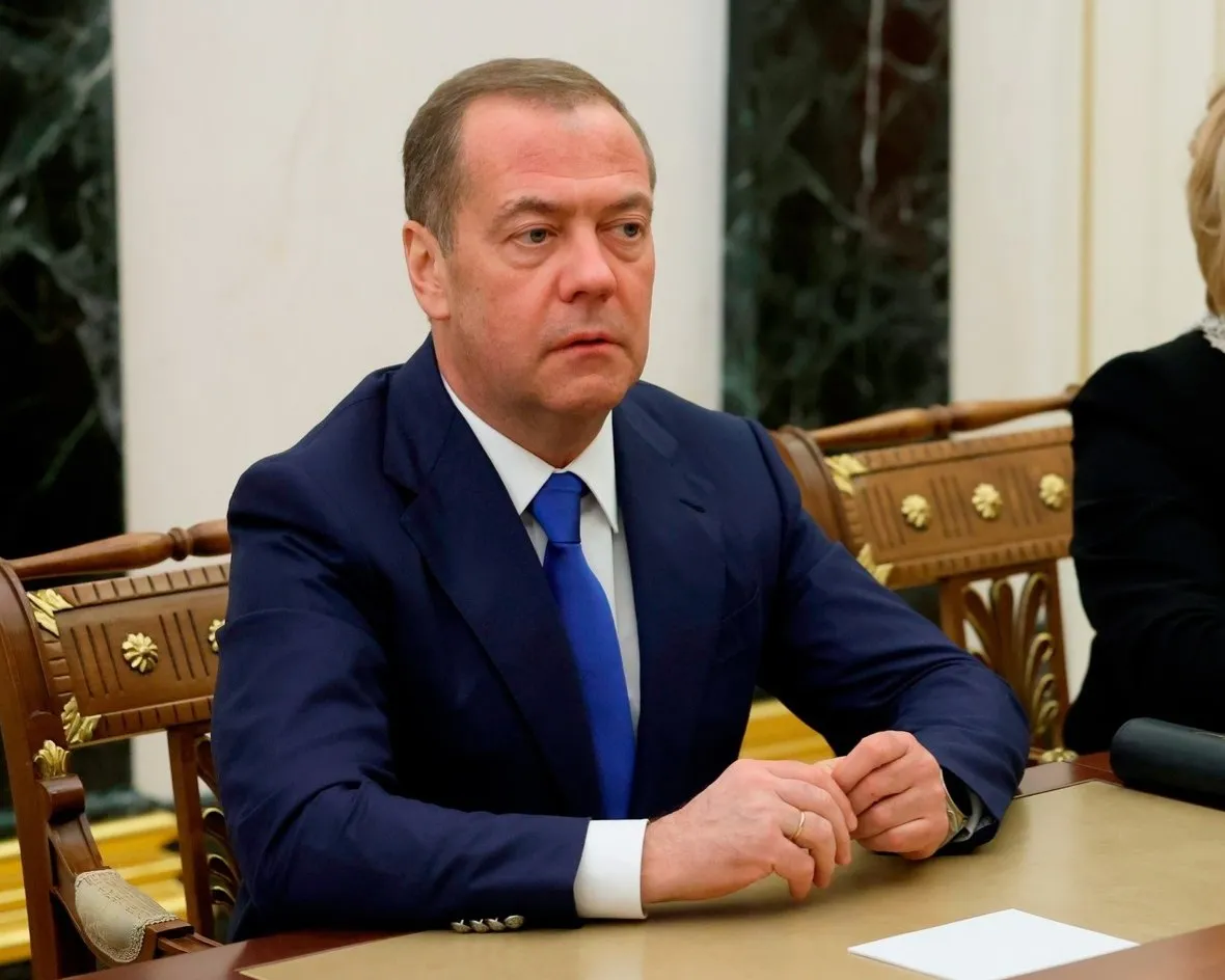 Медведев выступит завтра на форуме в Петербурге Экс президент и председатель Единой России Дмитрий Медведев примет завтра участие в партийном форуме о здравоохранении и поддержке семей с детьми который пройдет в Петербурге сообщили на сайте партии На форуме также будут присутствовать зампред правительства Татьяна Голикова представитель президента Игорь Руденя и губернаторы регионов Северо Западного округа Пробки В Петербурге на момент публикации девятибалльные пробки следует из данных Яндекс Карт Приезд Медведева в Петербург в январе и ноябре 2025 года сопровождался пробками на дорогах О девятибалльных пробках в городе во время приезда Медведева Бумага писала еще в 2019 году Во время приезда Владимира Путина в Петербург 27 апреля в городе ограничивали мобильный интернет на Невском проспекте стояли десятки автобусов и троллейбусов Фото сайт Кремля Подпишитесь на наш инстаграм там мы публикуем новости и истории о жизни в Петербурге