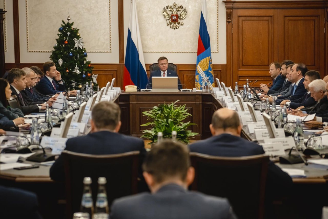 Наука на службе транспорта: Минтранс готовит концепцию развития   Если совсем кратко: Минтранс планирует перезапуск транспортной стратегии, а для этого требует внедрение передовых и просто актуальных научных исследований, тотальную цифровизацию. Промежуточно: Минтранс и РАН с этого момента решили постоянно работать сообща на благо транспортной отрасли   Подробнее: В 2025 году Минтранс планирует разработать Концепцию научно-технологического развития транспортной отрасли. Это решение принято на заседании Научно-технического совета под председательством Министра транспорта Романа Старовойта, где обсуждались ключевые задачи транспортной науки до 2030 года. Главный акцент сделан на обеспечении технологического суверенитета и повышении эффективности реализации национальных проектов.  Роман Старовойт подчеркнул, что для выполнения амбициозных задач необходимо опираться на передовые исследования и мнение ведущих экспертов. Он отметил важность применения научных решений как основы для обновления Транспортной стратегии.  ⏺Заместитель Министра транспорта Константин Пашков обозначил ключевые направления предстоящих исследований: анализ работы научных школ, создание центров компетенций и интеграция фундаментальной науки с прикладными задачами транспорта. Эти усилия направлены на повышение технологической независимости и эффективности отрасли.  ⏺Одной из тем заседания стала экологическая устойчивость транспорта. Академик РАН Николай Касимов представил доклад о методах мониторинга и прогнозирования влияния отрасли на окружающую среду, что подчеркивает стремление интегрировать экологические аспекты в транспортную стратегию.  ⏺Важным шагом станет активное взаимодействие с Российской академией наук и университетами. Ректор РУТ  МИИТ  Александр Климов рассказал о перспективах технологического кластера «Образцово», который станет новой платформой для исследований. Также обсуждались инициативы по поддержке научных форумов и программ долгосрочных фундаментальных исследований.    Итогом заседания стало решение о формировании постоянного сотрудничества Минтранса и РАН, а также участие министерства в национальных программах научного развития.