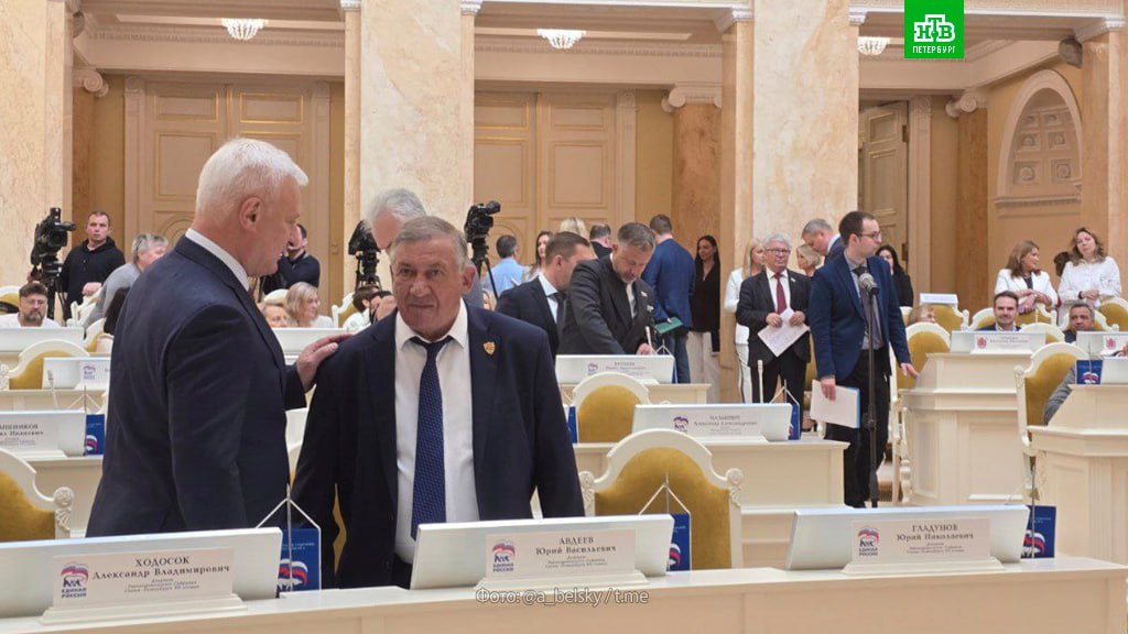 Что решили депутаты на заседании Законодательного собрания Петербурга 4 июня: В первом чтении принят законопроект о компенсации 50% стоимости обучения в колледжах и вузах для одного из детей в многодетных семьях. В первом чтении поддержан документ о полном или частичном погашении ипотеки для многодетных семей в размере до 550 тысяч рублей. Выплата станет дополнением к аналогичной федеральной, которая составляет 450 тысяч. Первое чтение прошла инициатива о единовременной выплате в 100 тыс. рублей для беременных петербургских студенток. Депутаты поддержали федеральную законодательную инициативу об обязанности продавца указывать материал, из которого сделана упаковка товара. Утвержден закон о поддержке НКО, которые занимаются социальной адаптацией отбывших наказание осужденных. -Петербург Буст канала