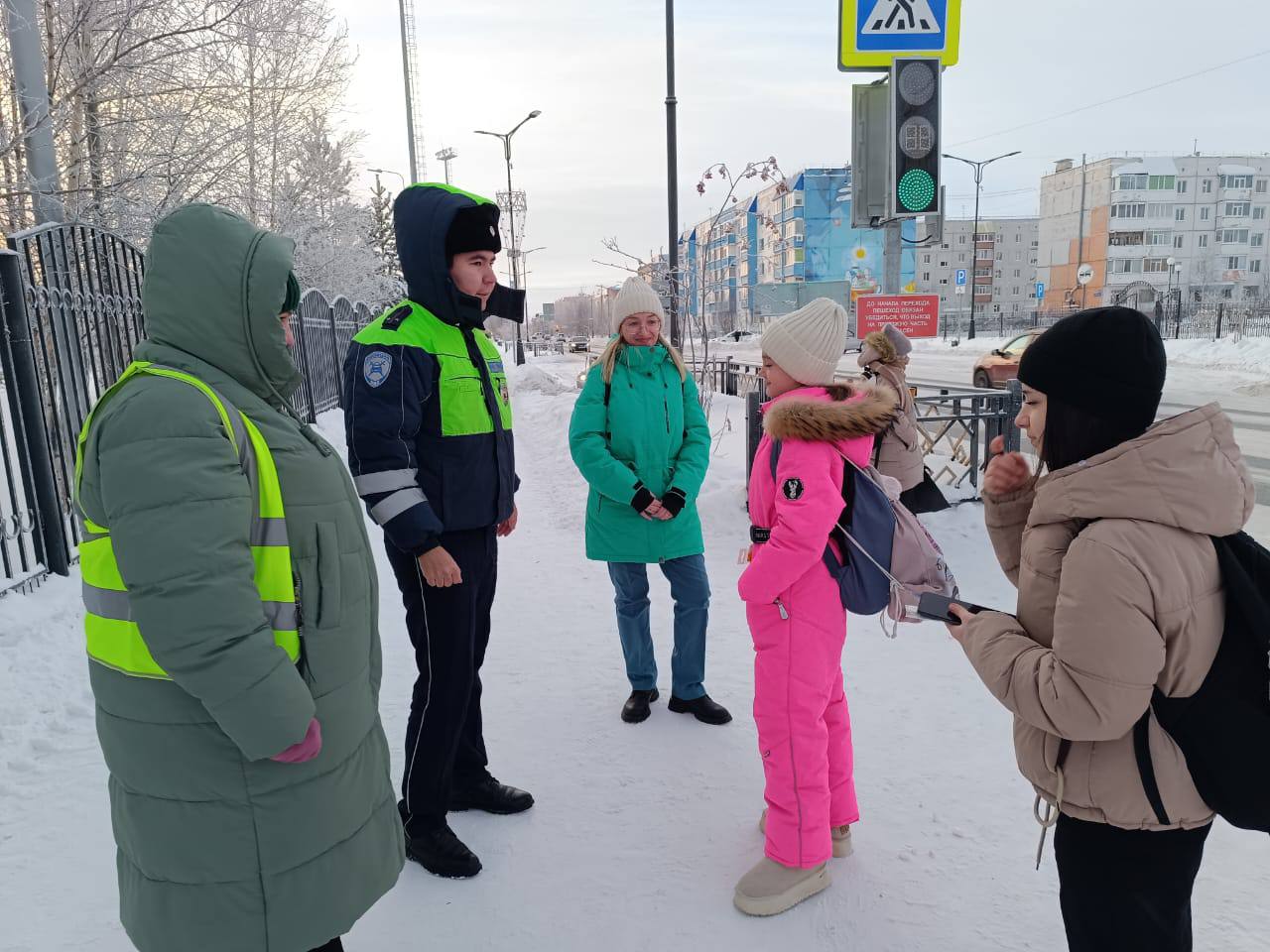 ‍ В Муравленко автоинспекторы провели мероприятие «Безопасный маршрут».  9 декабря сотрудники Госавтоинспекции вблизи школы №4 напомнили детям о необходимости соблюдать Правила дорожного движения и переходить дорогу только в разрешённых местах. Также ребятам рассказали о существующих «дорожных ловушках» и о том, как правильно их избежать.   В Госавтоинспекции отмечают, что такие мероприятия помогают детям лучше усвоить правила поведения на дороге и снизить риск возникновения ДТП.      #мвдроссии #полиция #гибддянао #гибдд #янао #муравленко