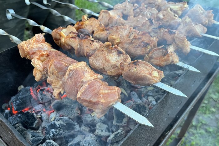 30 тонн мяса съедят в центре Екатеринбурга Традиционный гастрономический Фестиваль Барбекю пройдет в Екатеринбурге на Плотинке 24 — 25 мая. В этом году в нем примут участие 14 кафе и ресторанов города, которые приготовят около 30 тонн мяса. Здесь можно будет попробовать мясные блюда югославской, скандинавской, американской, грузинской, армянской кухонь, оригинальный стрит-фуд, а также блюда с мидиями, рыбу, креветки. Для тех, кто не ест мясо, участники «Барбекю парка» предложат полезные гарниры: булугур, овощи, приготовленные на гриле. — Мы всегда стремимся к тому, чтобы на Фестивале был широкий выбор блюд: шашлыки из разных видов мяса, стейки, бургеры, оригинальные национальные рецепты, блюда для тех, кто не ест мясо, — сообщили организаторы.