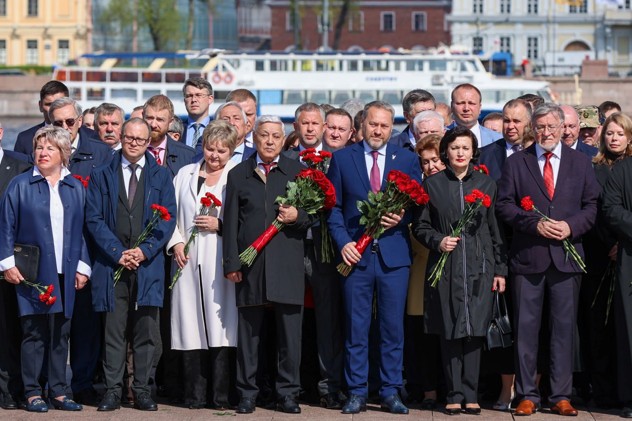 На Сенатской площади возложили цветы к памятнику Петру I в честь празднования 322-й годовщины со дня основания Санкт-Петербурга. Мероприятие ежегодно проходит 27 мая как знак памяти и уважения основателю Северной столицы. В церемонии приняли участие председатель Совета Федерации Валентина Матвиенко, полпред президента России в СЗФО Александр Гуцан, губернатор Санкт-Петербурга Александр Беглов. По традиции к памятному мероприятию присоединились единороссы Северной столицы: депутаты Госдумы, руководитель регионального отделения партии, председатель петербургского Заксобрания Александр Бельский, депутаты фракции «Единой России» в парламенте города. Церемония завершилась торжественным прохождением по Адмиралтейской набережной роты Почетного караула Западного военного округа.