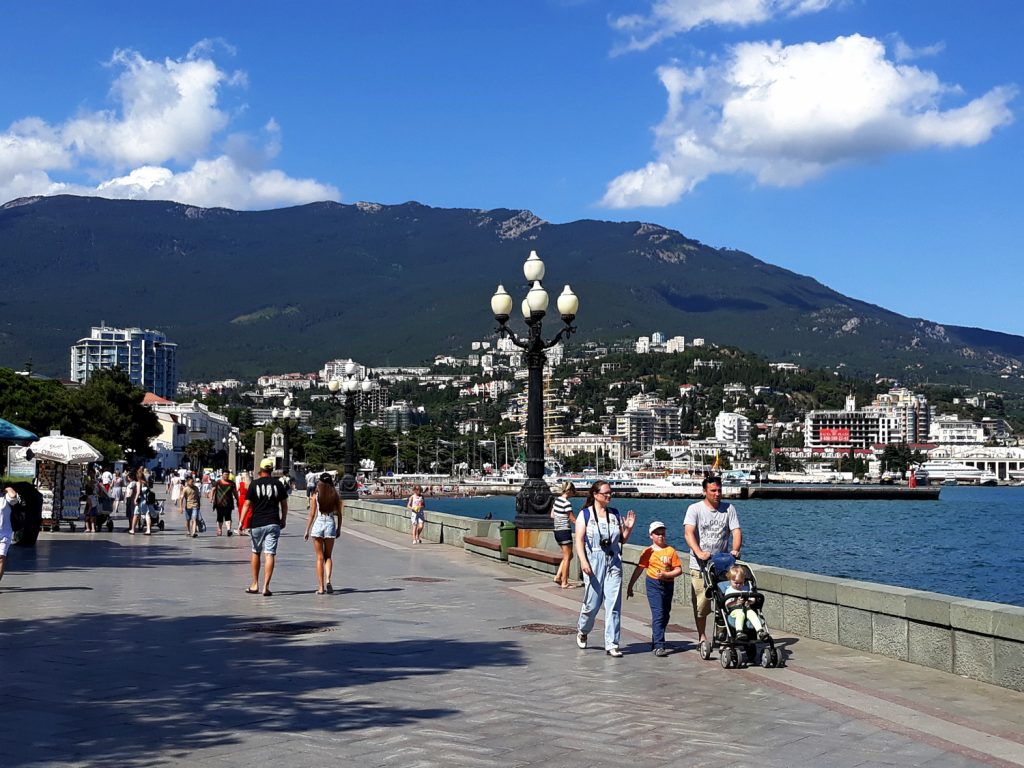 В Ялте на все лето приостановят стройки Ограничения будут действовать с 1 июня по 30 сентября. Запрет не касается аварийно-восстановительных работ, тех, что выполняются за бюджетные средства федеральные, республиканские или муниципальные , отделки помещений, а также ИЖС выше автодороги «Симферополь-Ялта-Севастополь», — рассказала глава администрации Ялты Янина Павленко. Также возможно продолжение строительных работ по специальному согласованию. К таким объектам относятся детские оздоровительные комплексы, инвестсоглашения и специализированные застройщики. Фото: «Радио Крым»