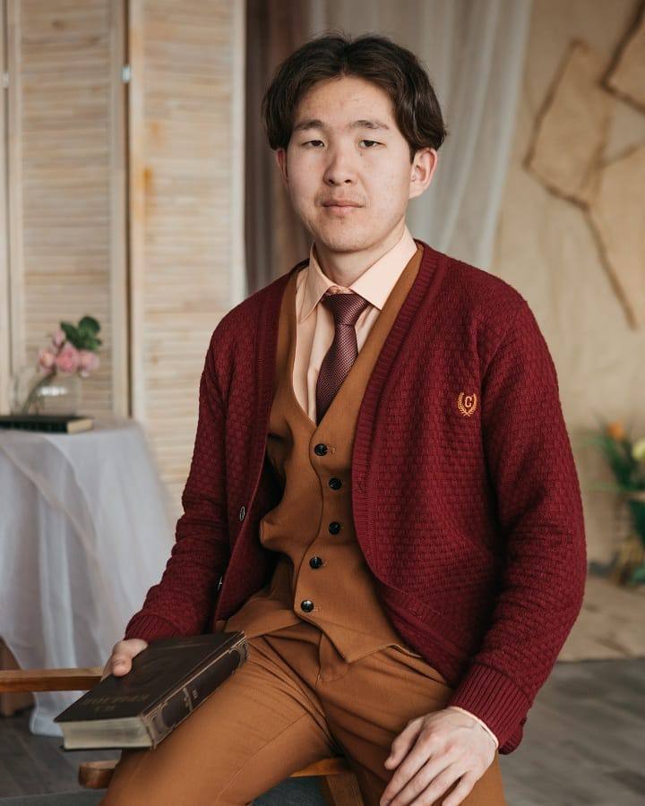 В День народного единства можно будет услышать самобытную поэзию на алтайском бурятском и юкагирском языках В Доме актера пройдет литературно поэтический марафон с участием талантливых авторов из Бурятии Якутска Алтая Казани Москвы и Екатеринбурга Свои произведения прочитают бурятский поэт скульптор и музыкант Элбэг Зандраев писатель на юкагирском языке музыкант Инесса Курилова алтайский поэт и журналист член Союза писателей России Аруна Монголова известный татарский поэт Рифат Джамал Также выступит московский автор Дмитрий Артис и мастера слова из Екатеринбурга В перерыве гостей ждет чаепитие в национальных традициях и общение с авторами ЕкатЧтение 4 ноября вт 15 00 12 Дом актера ул 8 Марта 8 Вход свободный регистрация Екатарсис ekatharsis