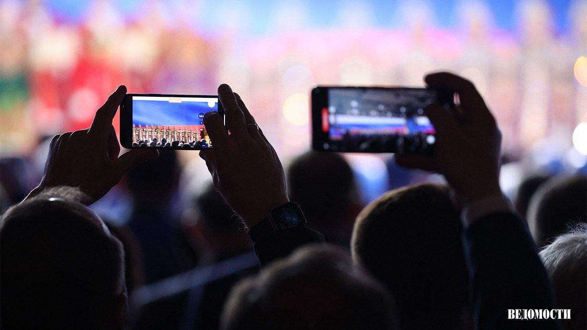 Гордума Воронежа запретила СМИ снимать заседания на мобильные телефоны сообщил депутат Артем Рымарь Справедливая Россия в своем Telegram канале Изменения внесены в положение об аккредитации представителей СМИ Рымарь назвал решение странным отметив что поправки лишь усложнят работу средств массовой информации Подпишитесь на Ведомости