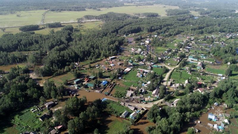 Из-за выпадения обильных осадков и стока дождевых вод в Селемджинском районе наблюдается осложнение паводковой обстановки.   ‍ Напомним, в Селемджинский район в превентивных целях была направлена оперативная группа и аэромобильная группировка МЧС Амурской области.    Совместно с представителями администраций спасатели проводят подворовые обходы, информируют население о складывающейся паводковой обстановке, оказывают адресную помощь населению, перевозят граждан через подтопленные участки дорог на технике высокой проходимости.       MAX