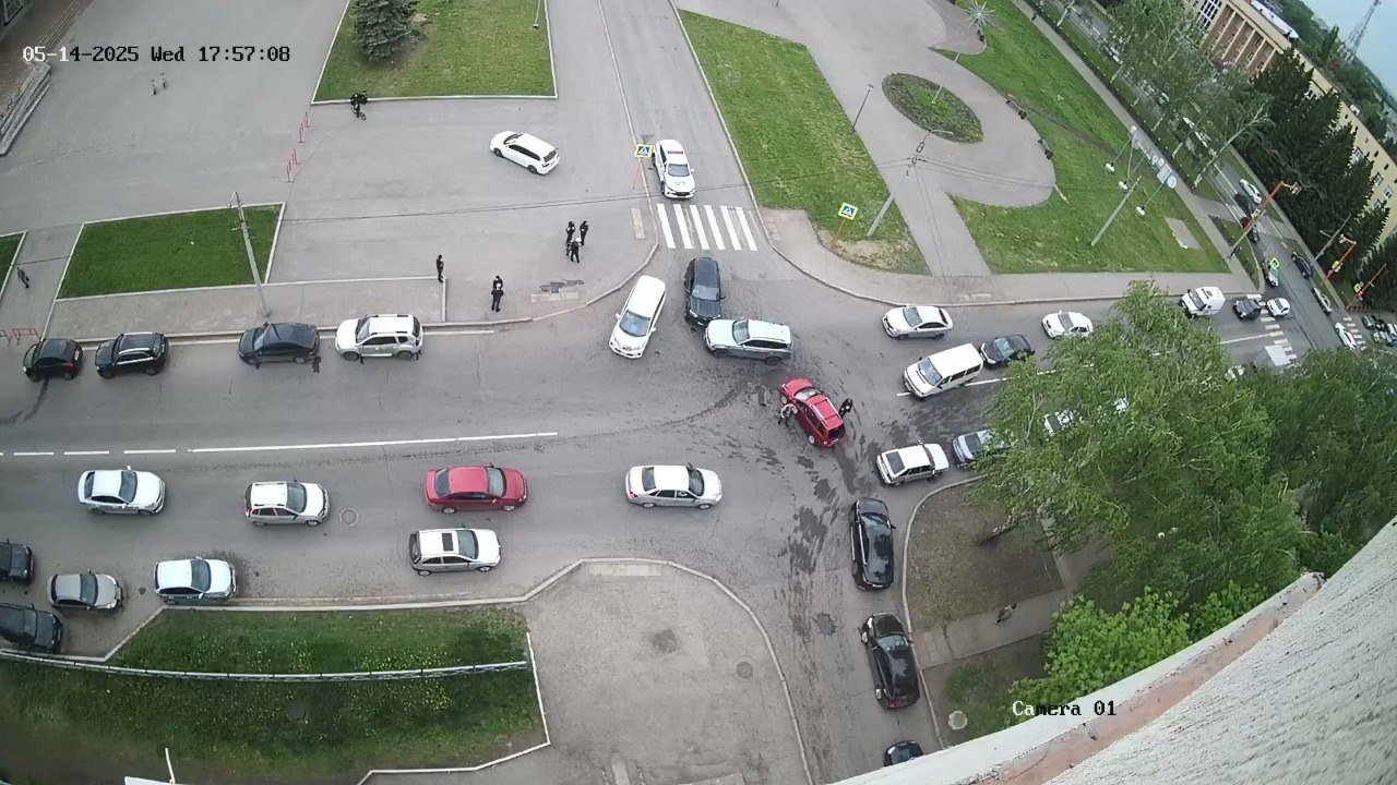 На пересечении ул. Имая Насыри и проспекта Октября в Стерлитамаке произошло ДТП с участием трех машин. Подписчики сообщают, что движение затруднено