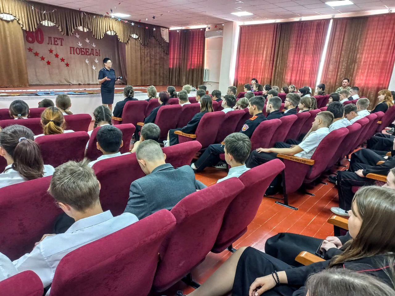 Общешкольный инструктаж по безопасности дорожного движения организовали Госавтоинспекторы Крымского района Мероприятие прошло в рамках второго этапа профилактической акции «Внимание дети!». В преддверии летних каникул автоинспектор напомнила учащимся основные правила безопасного поведения пешеходов, рассказала пункты Правил для велосипедистов и напомнила о важности применения пассажирами ремней безопасности в поездке на автомобиле. Особое внимание сотрудник дорожной полиции уделила вопросу недопустимости фактов управления транспортными средствами подростков, не имеющих водительского удостоверения и разъяснила меры административного воздействия в отношении детей и их родителей, предусмотренные за правонарушения в области безопасности дорожного движения. Госавтоинспекция Кубани. Подписаться