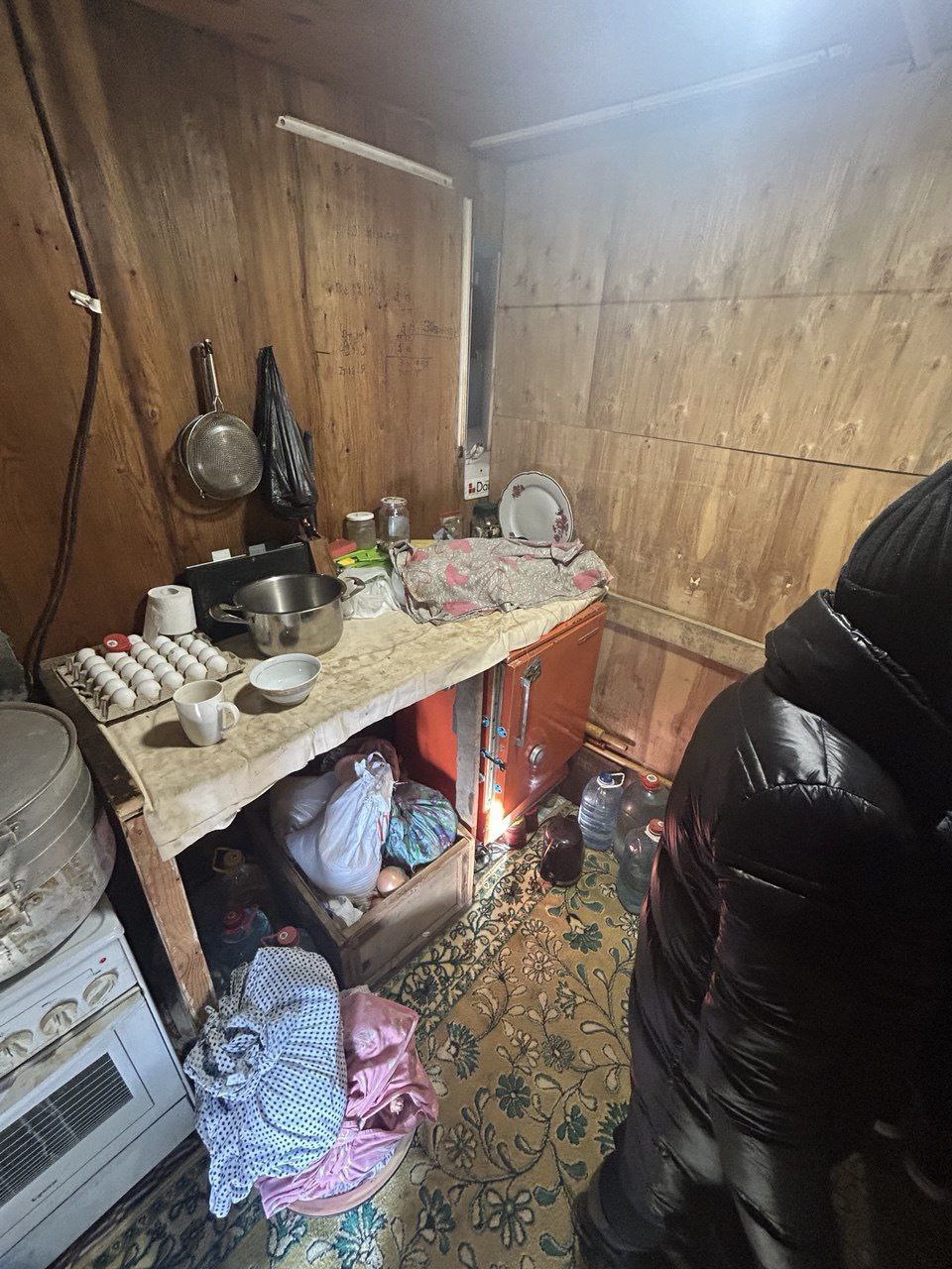 В Ангарске продолжают выявлять нелегальных мигрантов В рамках оперативно профилактической акции Нелегальный мигрант сотрудники уголовного розыска Управления МВД России по Ангарскому городскому округу совместно с представителями отдела по вопросам миграции и прокуратуры провели рейд на одном из частных производственных предприятий округа В результате были выявлены граждане находившиеся на территории России с нарушениями миграционного законодательства У задержанных отсутствовали необходимые регистрационные и разрешительные документы для проживания и работы в Российской Федерации Нарушители миграционного режима были помещены в центр временного содержания иностранных граждан а материалы дела направлены в Ангарский городской суд для принятия правового решения Мигранты были привлечены к административной ответственности за нарушение правил пересечения Государственной границы РФ и за трудовую деятельность без разрешительных документов согласно статьям 18 1 и 18 10 Кодекса об административных правонарушениях КоАП РФ Им грозит штраф и возможное выдворение из страны Кроме того в отношении юридического лица нанявшего этих граждан без необходимых документов был составлен административный протокол по части 3 статьи 18 9 КоАП РФ который предусматривает штраф до пятисот тысяч рублей В ходе рейдов полицейские также проверили один из спортивных залов где проводились занятия по борьбе и обнаружили иностранных граждан осуществляющих тренерскую деятельность без разрешительных документов В отношении них были составлены протоколы по части 1 1 статьи 18 8 КоАП РФ и статье 18 10 КоАП РФ В отношении владельца спортивного комплекса принято решение о проведении внеплановой документационной проверки по части 1 статьи 18 15 КоАП РФ Прокуратура Ангарска приостановила работу зала на время проверки Рейдовые мероприятия будут продолжены на территории округа