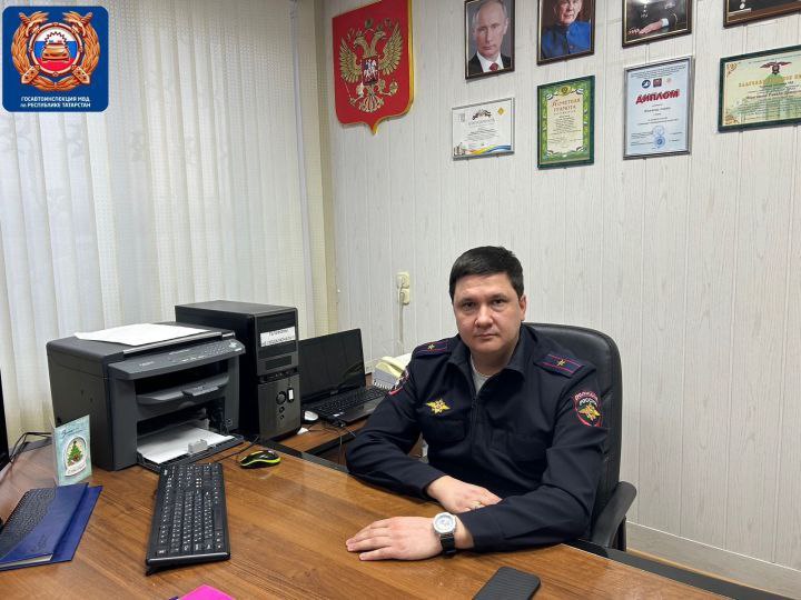 Задержан начальник ГАИ Бугульминского района По данным пресс службы МВД по РТ в отношении Рамиля Ибрагимова возбуждено уголовное дело его подозревают во взятке По предварительной версии Ибрагимов получил от жительницы Бугульмы 35 тысяч рублей за успешную сдачу экзамена по ПДД и вождению закрыв глаза на допущенные ею ошибки Факт выявили оперативники Управления собственной безопасности МВД Татарстана Проводится служебная проверка следствие проверит не получал ли он взятки в больших размерах Такая допущенная к вождению женщина могла продолжать ездить по улицам города несмотря на нарушения   Подписаться на нас