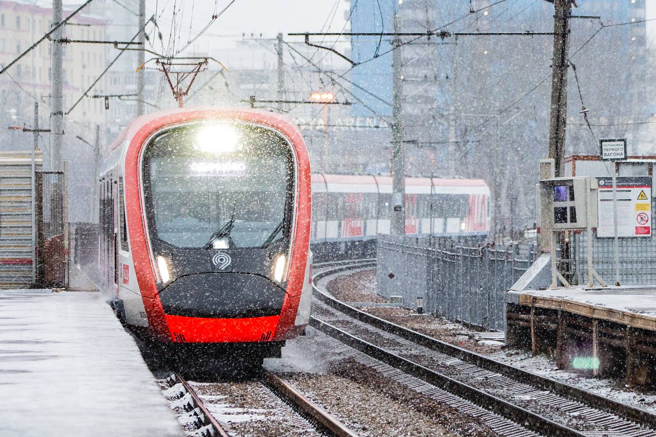 График поездов на D 3 изменится с 15 февраля по 23 марта В связи с проведением ремонтных работ на станции Зеленоград Крюково Часть поездов D 3 на участке Зеленоград Крюково Останкино Зеленоград Крюково будут отменены Интервалы движения в ночное время после 23 00 и до 04 30 будут частично увеличены до 30 минут Также будут отменены некоторые электрички на маршруте Москва Тверь Москва Часть поездов будут следовать по укороченным маршрутам