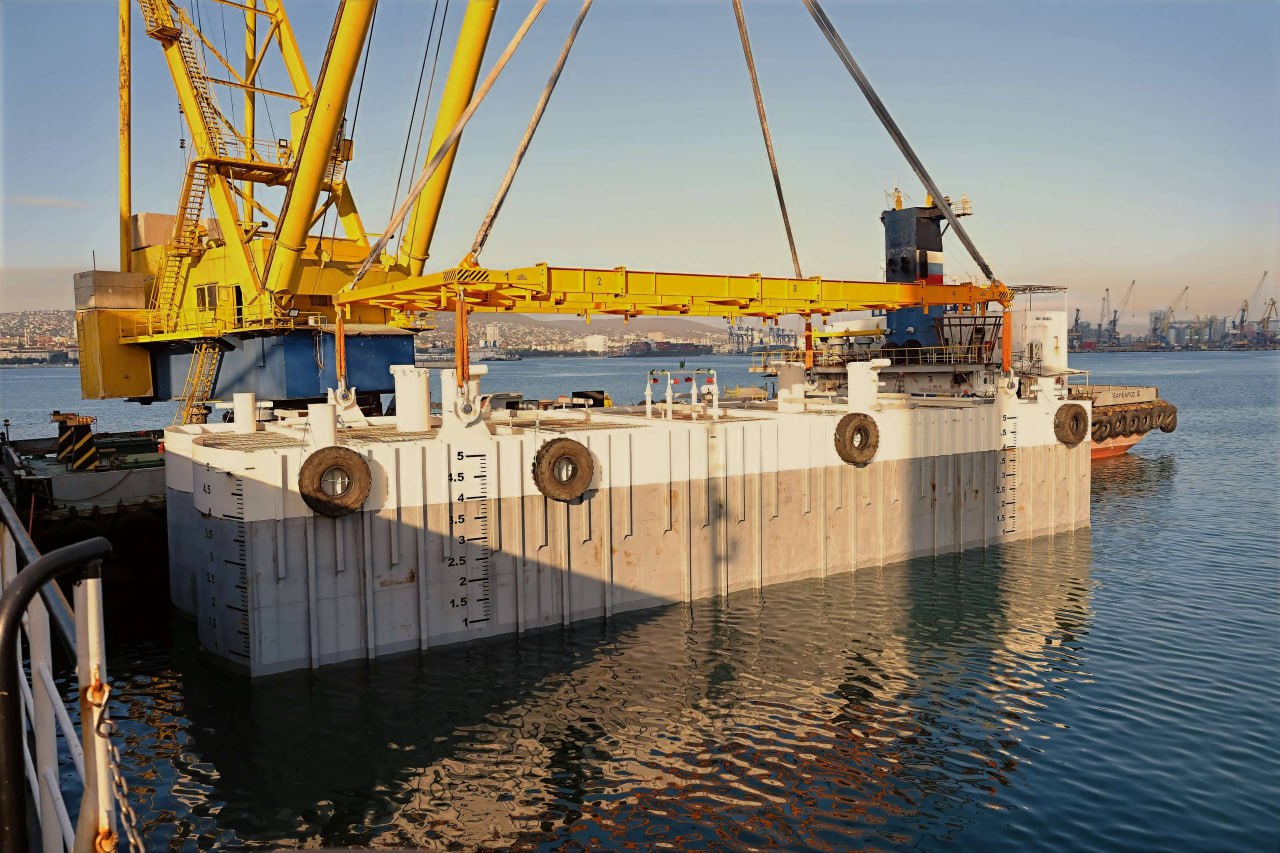 Каспийский трубопроводный консорциум в Новороссийске увеличит отгрузку нефти на экспорт на 18 Планируется отгрузить на экспорт 74 4 млн тонн нефти по итогам 2025 года В 2024 году этот производственный показатель достиг 63 млн тонн Ожидается что за счет налогов и дивидендов увеличение транзита также принесет доходы в российский бюджет caspian pipeline