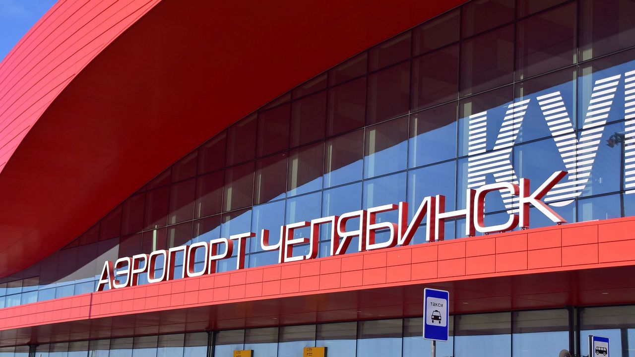 У пассажиров аэропорта в Челябинске изъяли потенциально опасные продукты Молочные продукты и мед пытались провезти в Челябинск пассажиры разных рейсов. Таможенники изъяли 18 килограммов товаров. Как сообщили в Уральском межрегиональном управлении Россельхознадзора, речь идет о досмотре ручной клади пассажиров, которые прилетали из Таджикистана. "Запрещенку" обнаружили у восьми человек. Они пытались провезти в ручной клади молочные продукты и домашний мед без фабричной упаковки. Такая продукция считается потенциально опасной, поэтому все пришлось изъять и уничтожить. Также за неделю с 7 по 13 июля специалисты проконтролировали в аэропорту перевозку 410 килограммов морепродуктов, которые перевозились внутренними рейсами. Напомним, в начале июля в Челябинске из оборота изъяли более 40 тонн зараженных нектаринов и персиков из Узбекистана. Собственник решил полностью уничтожить партии фруктов с вредителями. Вести Южный Урал Челябинск