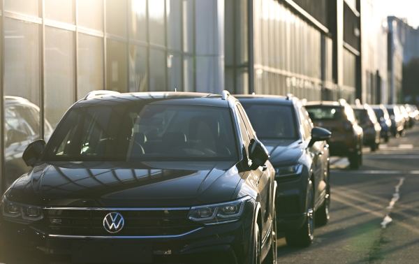 Глава концерна Volkswagen заявил о кризисе автопрома Европы  Оливер Блуме отметил, что такой сложной ситуации никогда не было.  По его словам, углубление кризиса происходит из-за того, что в Евросоюзе продаётся всё меньше машин, а тем временем на рынок стремительно проникают конкуренты из Азии.  «Пирог становится меньше, а у нас за столом больше гостей», — добавил в интервью газете Bild am Zonntag.    Подпишись на «Говорит Москва»