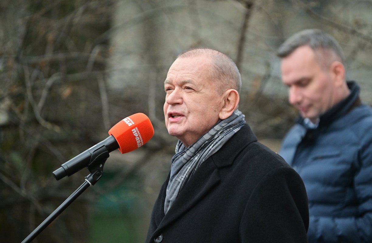 В возрасте 74 лет умер российский журналист Александр Куприянов главред газеты Вечерняя Москва и основатель первого в России таблоида Экспресс газета Куприянов также писал романы и повести под псевдонимом Александр Купер Среди его литературных работ Лягунда Ангел мой Флейта крысолова Надея и Таймери