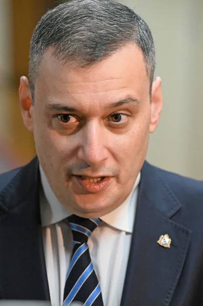 Губернатор Курской области Александр Хинштейн заявил что недоволен результатами исполнения его поручения об увольнении из органов власти людей которые ранее подвергались уголовному преследованию К сегодняшнему дню служебную деятельность прекратили только девять таких чиновников Хинштейн потребовал от руководителей ведомств где работают сотрудники с судимостью незамедлительно принять меры до конца ноября В противном случае глава региона пообещал в прямом эфире называть фамилии чиновников привлекавшихся к уголовной ответственности yozh media