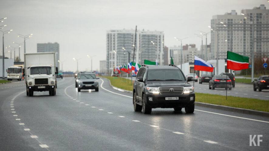 В Казани открыли движение по дороге-дублёру Вознесенского тракта  С сегодняшнего дня открыто движение по новой дороге, ведущей от улицы Иман к улице Глушко.  Вскоре будут изменены и маршруты общественного транспорта.