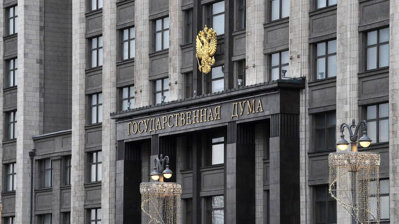 В Госдуме пообещали до конца сессии внести проект о списании гонораров артистов-иноагентов Эти средства будут направляться на помощь Донбассу и бойцам СВО. Как рассказал ТАСС автор инициативы, первый зампред комитета по строительству и ЖКХ Владимир Кошелев, документ находится в работе у профильного комитета и направлен на отзыв в правительство. Законопроектом предлагается закрепить право на списание средств со спецсчёта иноагента. При этом все правообладатели и стриминговые платформы, которые получат от них деньги, должны будут перечислить их на специальный счёт. НАШИ РЕСУРСЫ: Telegram Tik-tok YouTube RUTUBE