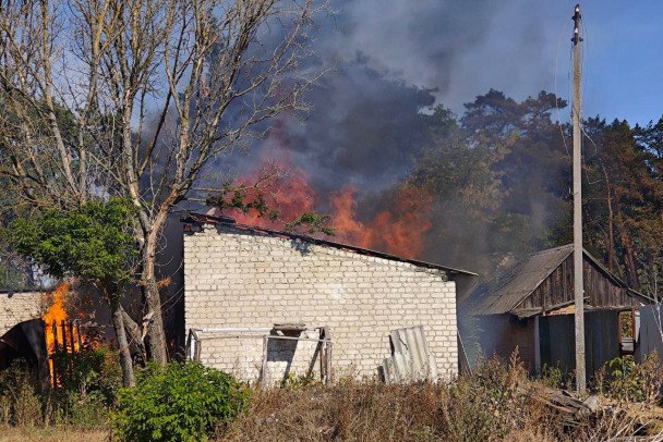 Обстреляно приграничное село на Белгородчине. Один ребенок погиб, еще один получил ранения, матери оторвало ноги  Губернатор Белгородской области Вячеслав Гладков 23 сентября сообщил об обстреле со стороны ВСУ села Архангельское в Шебекинском городском округе. Погибли жители - двое взрослых и подросток. При ударе по селу ранения получили четыре человека, среди них ребенок.  "Девочку 11 лет с осколочными ранениями ног бригада скорой доставляет в детскую областную больницу. Её маму с травматической ампутацией обеих стоп бригада СМП доставляет в городскую больницу №2 г. Белгорода",-сообщил губернатор.   Белгородская область относится к числу российских регионов, которые регулярно подвергаются атакам со стороны Украины после начала специальной военной операции. Уже в апреле 2022 года в регионе начал действовать высокий уровень террористической опасности. Чаще всего обстрелам и "прилётам" подвергаются приграничные Грайворонский и Шебекинский округа.