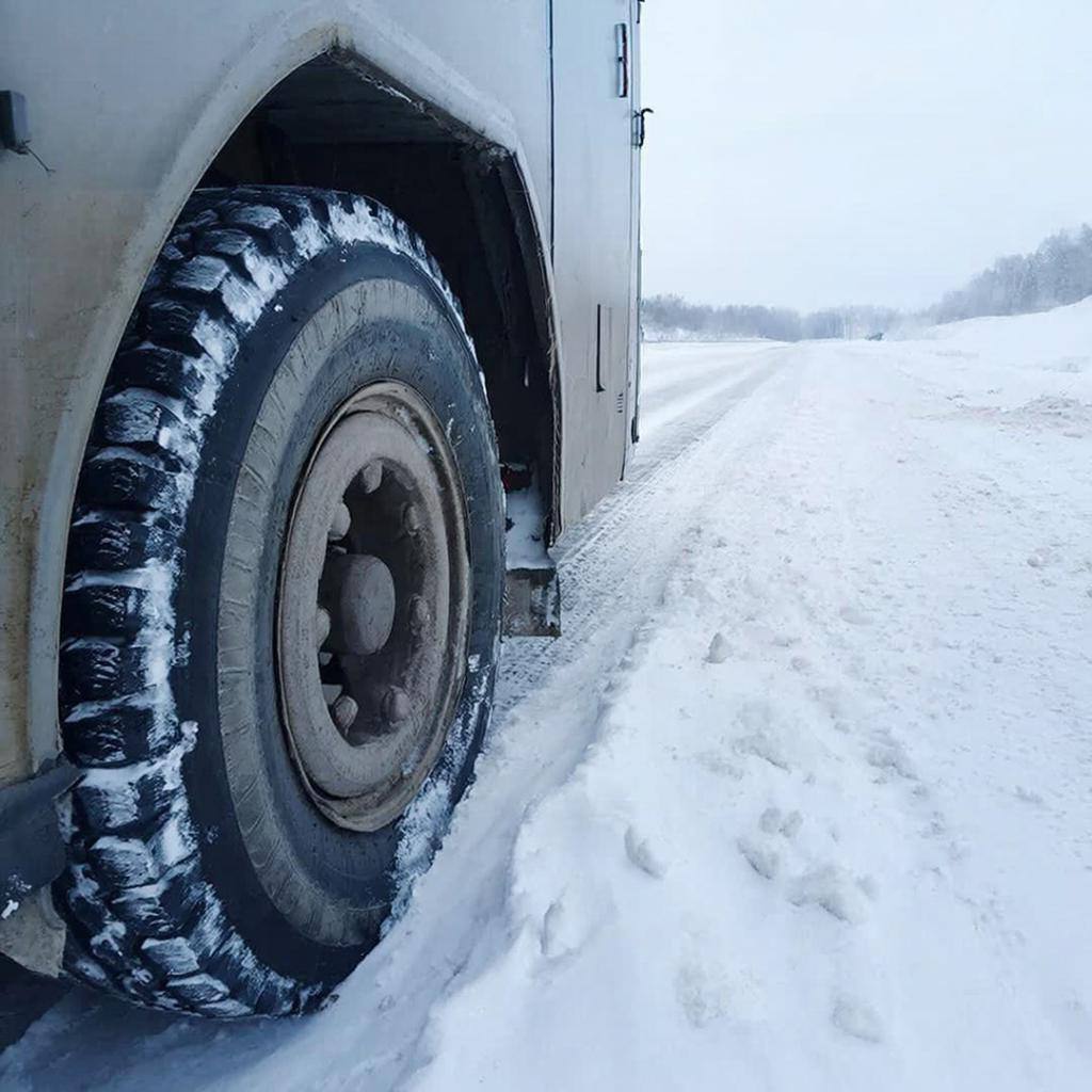 Бывший водитель автобуса находясь под веществами попал в ДТП в Хабаровском крае Ранее судимый водитель автобуса ПАЗ VECTOR NEXT попал в ДТП на улицах города Прибывшие сотрудники ГАИ отстранили его от управления и направили на медосвидетельствование которое выявило в организме мужчину запрещенные вещества   В суде мужчина вину не признал заявив что не употребляет вещества Он предположил что следы могли остаться после операции под общим наркозом два месяца назад Однако врач и главврач больницы опровергли это подтвердив что такие препараты ему не назначали Суд признал мужчину виновным и приговорил к 1 году 6 месяцам колонии строгого режима с лишением водительских прав Приговор не вступил в силу   Поддержите канал   AmurMedia Прислать новость AmurMedia в Дзен