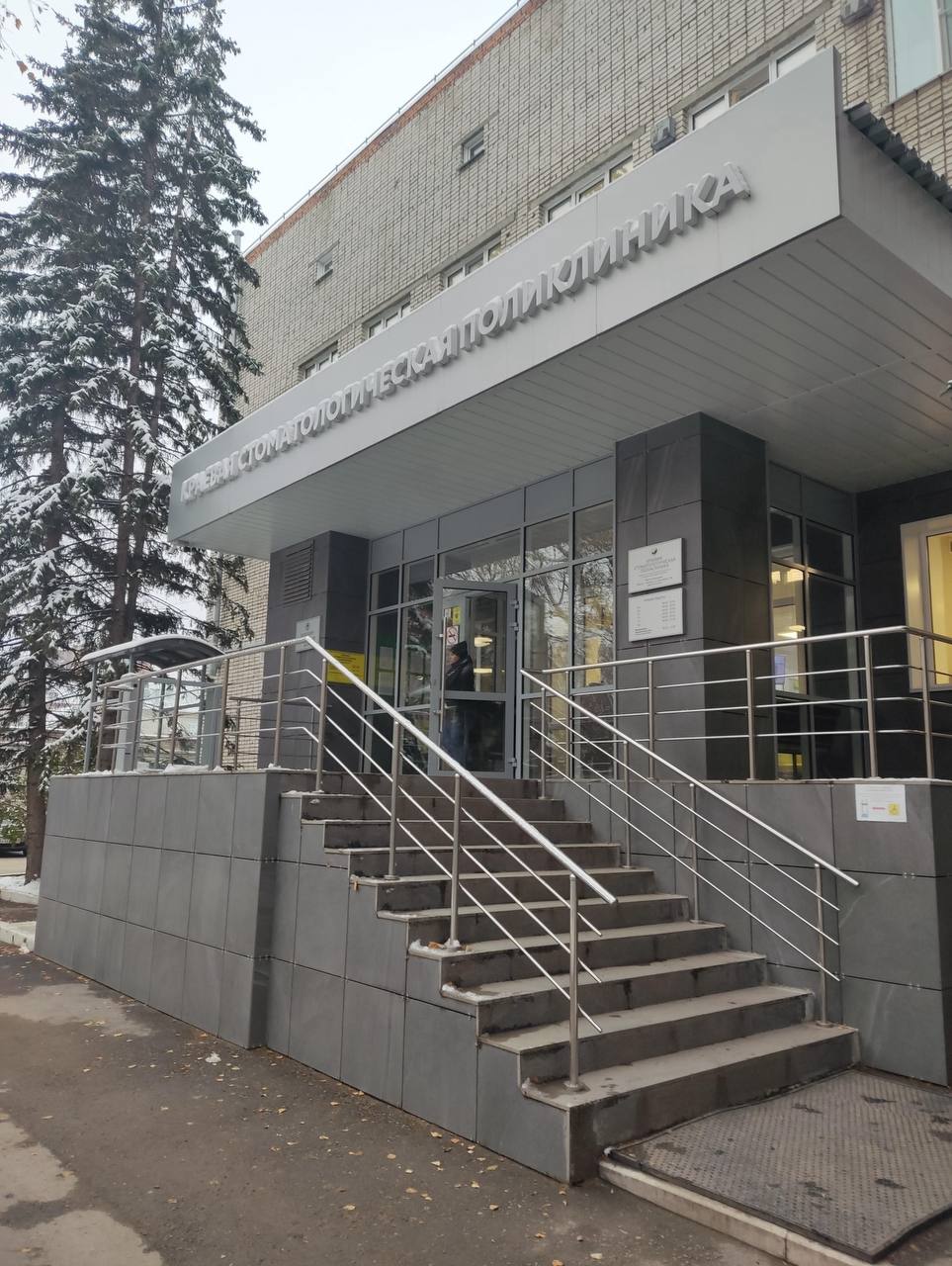 Краевую стоматологическую поликлинику ждет капремонт почти на 10 млн рублей  Речь идет о здании на улице Деповской, 13а. Будущему подрядчику предстоит выполнить комплексный объем строительно-отделочных работ, которые должны быть полностью завершены к 30 ноября 2025 года. Особое внимание уделяется качеству: на результат ремонта в проекте договора установлен гарантийный срок не менее пяти лет.  Планируется провести демонтаж и подготовительные работы, ремонт полов и стен, устройство новых перегородок, отделку стен, включая оклейку обоями, облицовку оконных откосов, монтаж натяжных потолков и установку дверных блоков. Средства на ремонтные работы выделит сама поликлиника.   фото: 2ГИС    ТОЛК