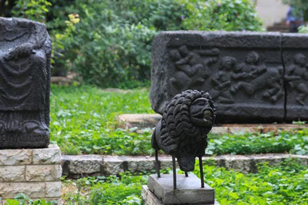 Из Национального музея Сирии украли древние статуи В числе пропавших экспонатов шесть древнеримских фигур из мрамора Кражу обнаружили в понедельник когда сотрудники музея заметили что одна из дверей взломана изнутри В Национальном музее Сирии основанном в 1919 году хранится важнейшая археологическая коллекция страны В неё входят глиняные клинописные таблички XIV века до н э из Угарита Там обнаружили свидетельства существования самого древнего из известных полных алфавитов Кроме того среди экспонатов музея греко римские скульптуры из Пальмиры одного из важнейших культурных центров древнего мира а также синагога III века н э построенная в Дура Эвропосе Подписаться на Говорит Москва Telegram VK MAX