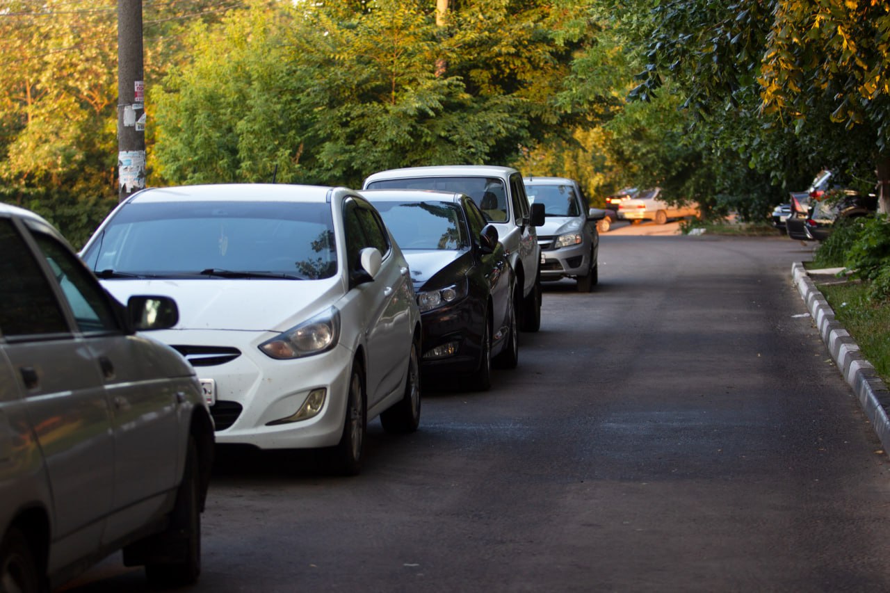 Мэр Курска поручил решить проблему с дорогой на улице Мостовой на границе с районом Жители Курска и Курского района в соцсетях жалуются на состояние дороги на улице Мостовой Участок протяжённостью около 750 метров проходит по административной границе города и района дальше начинается деревня Кукуевка Долгое время по Мостовой шла стройка в основном на территории района из за транзита тяжёлой техники покрытие разломалось В городской черте улицу Мостовую отремонтировали однако обращения продолжают поступать от жителей районной части Мэр Курска Евгений Маслов поручил главе Сеймского округа Васильеву совместно с руководителем Курского района Андреем Телегиным отработать вопрос и представить решение по дальнейшему обустройству проблемного отрезка Курская Telega Прислать новость