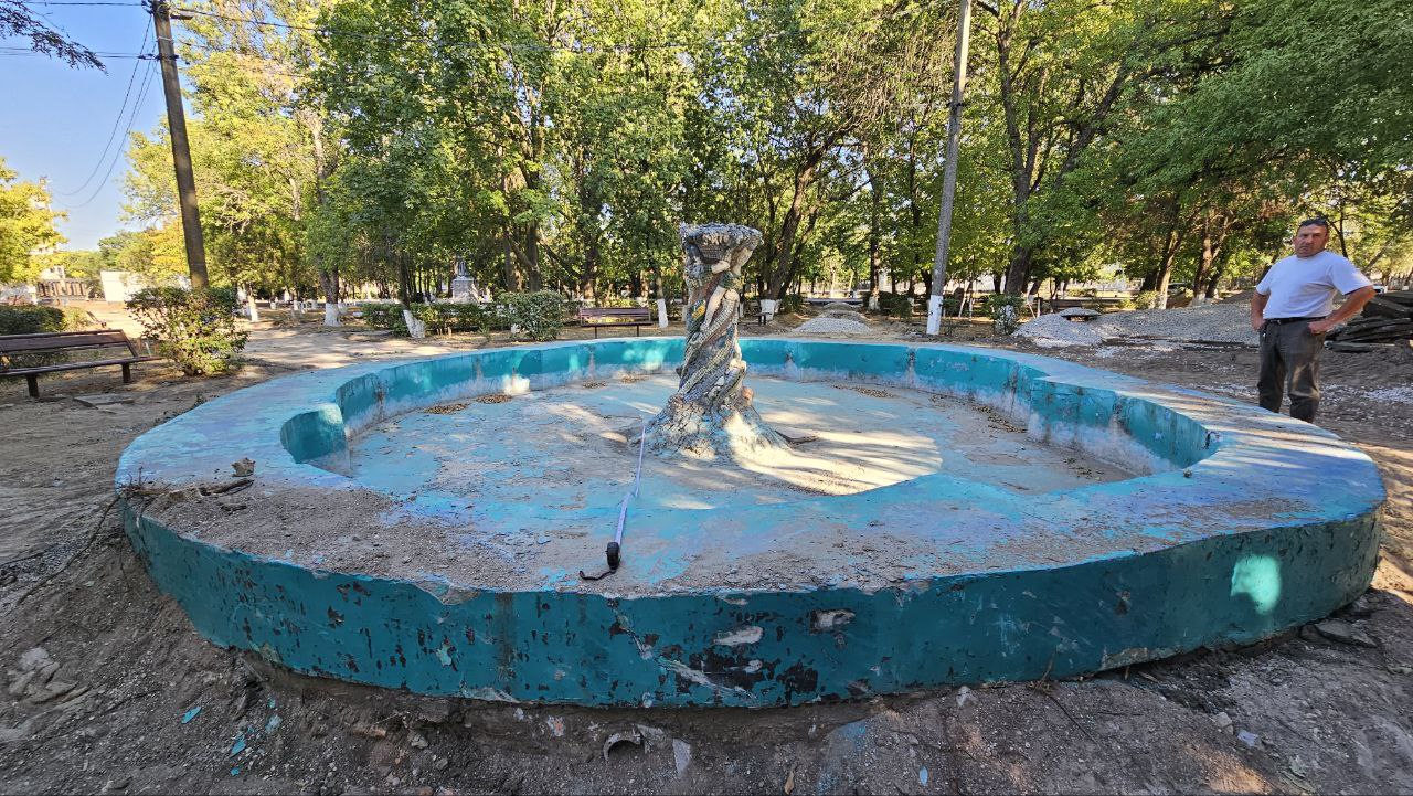 В Новотроицком начаты работы по благоустройству парка  В парке проложат новые дорожки и тротуары, заменят бордюр. Уже демонтировали 80% старого покрытия и завезли щебень. Территория огорожена.  "На встрече с главой обсудили судьбу фонтана в центре парка: старый не подлежит реконструкции, решено заменить на новый, ведутся переговоры с Краснодаром. По поводу газгольдера принято решение демонтировать верхнюю конструкцию и скрыть выступающие элементы планировкой земли", — сообщил "Таврии" депутат Херсонской областной Думы Энвер Абдураимов.    ПОДПИСАТЬСЯ НА ТАВРИЮ