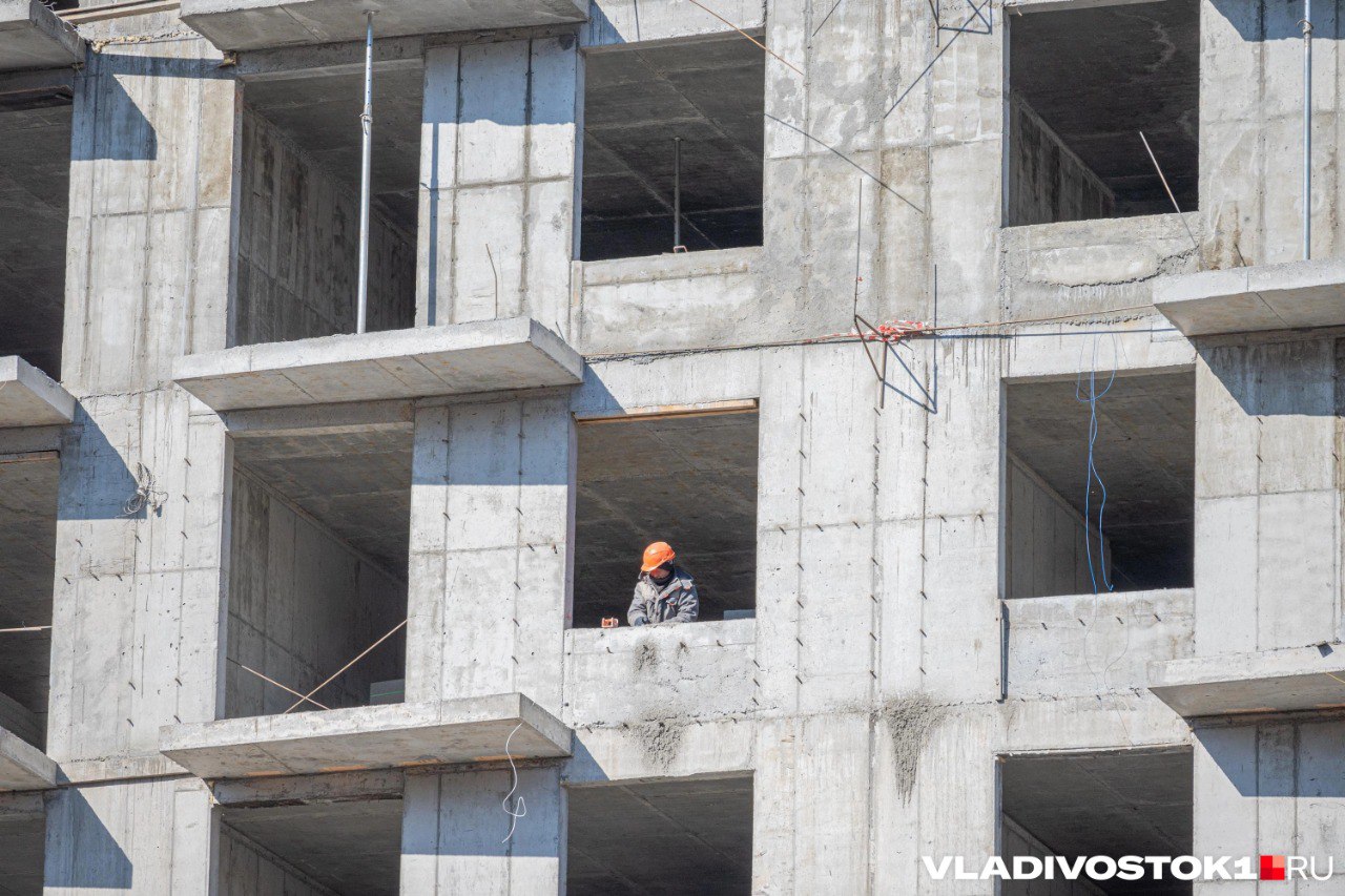 Во Владивостоке в микрорайоне Патрокл двое строителей погибли на рабочем месте Они упали с высоты и получили травмы несовместимые с жизнью сообщили в пресс службе прокуратуры Приморского края Трагедия произошла вечером 22 декабря Обстоятельства и высота падения рабочих неизвестны Государственная инспекция труда проведет проверку а прокуратура проконтролирует расследование уголовного дела Должностным лицам грозит уголовная ответственность за нарушение правил безопасности при ведении работ повлекшее смерть двух лиц часть 3 статьи 216 УК РФ Максимально предусмотренное наказание за это лишение свободы на срок до 3 лет Подписаться