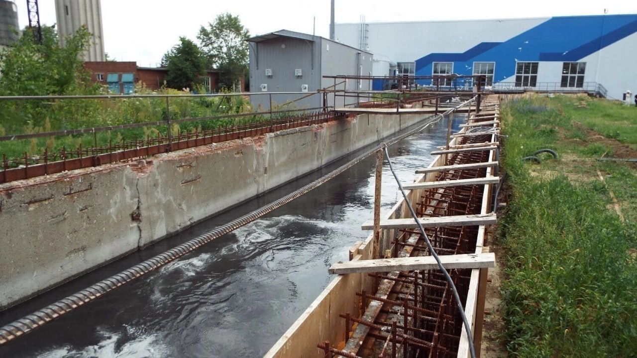 Природоохранная прокуратура выявила нарушения на Нижегородской станции аэрации Как установили в ходе проверки эксплуатирующая очистные сооружения организация осуществляет сброс сточных вод с превышением предельно допустимых концентраций загрязняющих веществ БПК5 в 3 9 раза марганец и нефтепродукты в 10 раз фторид ион в 3 1 раза что оказывает негативное воздействие на реку Волгу Также выявлены нарушения в сфере охраны атмосферного воздуха и обращения с отходами В результате ответственным за экологические безобразия на станции аэрации назначили главу Нижнего Новгорода Юрия Шалабаева Местные жители обратили внимание на другой любопытный факт 5 ноября для журналистов устроили пресс тур на Нижегородскую станцию аэрации В соцсетях нижегородцы написали следующее На мероприятии присутствовал пиар специалист по неоднозначным темам экологии по непроверенным данным человек без какого либо экологического образования который в данный момент себя называет исполнительный директор Российского экологического движения Элмурод Расулмухамедов написали горожане Очевидно что после визита Расулмухамедова в Нижний Новгород ситуация нисколько не улучшилась Об этом прямо заявляют жители города Зато фоточки с прибором в руках блогер эколог запилить не забыл Такая экология нам не нужна Подписывайтесь на Экодиктатуру