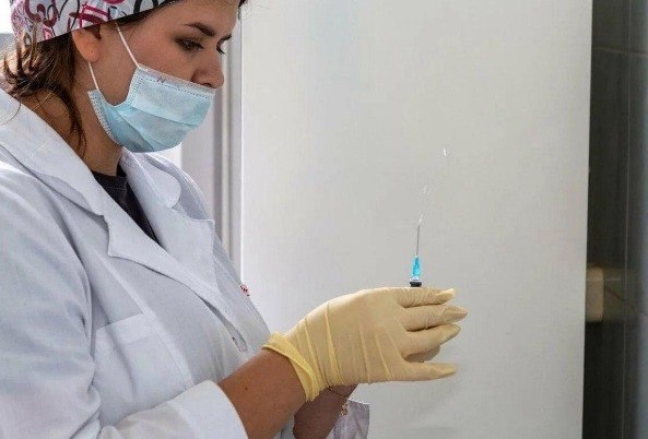 В Новосибирске готовятся испытать вирусный препарат против рака мозга Учёные Института химической биологии и фундаментальной медицины СО РАН подготовили протоколы клинических испытаний нового препарата против рака головного мозга По словам заведующего лабораторией биотехнологии Владимира Рихтера исследования займут не менее двух лет Препарат создан на основе генно модифицированного вируса применяемого в вакцине от оспы В доклинических тестах он подавлял рост опухоли не повреждая здоровые клетки НДН Инфо Подписаться на канал