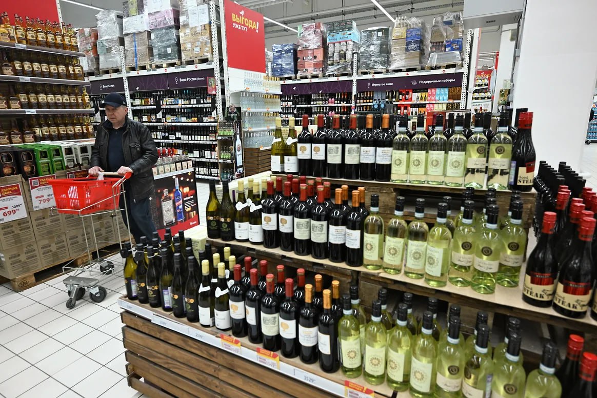 В Ростовской области алкоголь дорожает быстрее всех остальных продуктов В Ростовской области произошел рос цен на большинство категорий продуктов в мае. По годовому приросту лидирует алкоголь с показателем 10,6% по сравнению с маем прошлого года. На втором месте расположилась плодоовощная продукция — ее стоимость увеличилась на 9,1%. Об этом сообщает Ростовстат. По данным ведомства, заметно выросла стоимость спиртных напитков — на 1,2%. Максимальный месячный прирост зафиксирован на мясо — 3,8%. Рыба и морепродукты подорожали на 6,7%, молочные товары — на 6,5%. Единственной категорией, где произошло снижение, стали яйца — их цена упала на 20,1% за год. Десяток яиц стоит 91,9 руб., а в отдельных магазинах продается по 35 руб., поясняют в сообщении. Подписаться на "Новости Ростова" Прислать новость