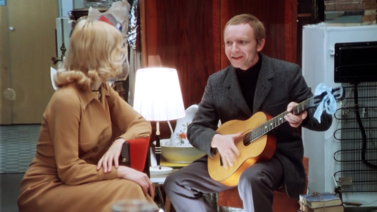 Трудно поверить но знаменитый новогодний фильм Ирония судьбы или С легким паром вышел в кинотеатральный прокат 16 августа 1976 года В этом материале журналист IZHLIFE разобрался как картина Рязанова добралась до телеэкранов и при своем пессимизме завоевала главное место в новогодней сетке вещания Подписаться на нас Telegram MAX