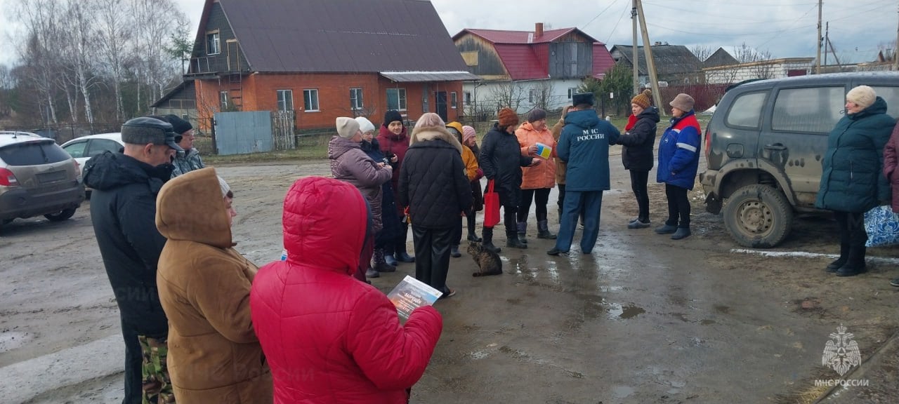 В Белеве спасатели рассказали о безопасности взрослым и детям  Пожар всегда легче предупредить, чем потушить. Именно поэтому одна из приоритетных задач спасателей – профилактическая работа.   Для обучения жителей Белевского района правилам пожарной безопасности  спасатели совместно с сотрудниками полиции провели профилактические рейды.   Также сотрудники государственного пожарного надзора совместно со старостами населенных пунктов провели сходы с жителями деревни Кураково и деревни Иваново, на которых рассказали о необходимости соблюдении требований пожарной безопасности при эксплуатации электрооборудования, газового оборудования.    С учениками  белёвских образовательных учреждений сотрудники МЧС России провели уроки профориентации, рассказав о ведомственных вузах и беседы о причинах возникновения пожаров, их последствиях, мерах предосторожности, алгоритме действий при возгорании, а также научили пользоваться огнетушителем.    МЧС Тульской области   подписаться