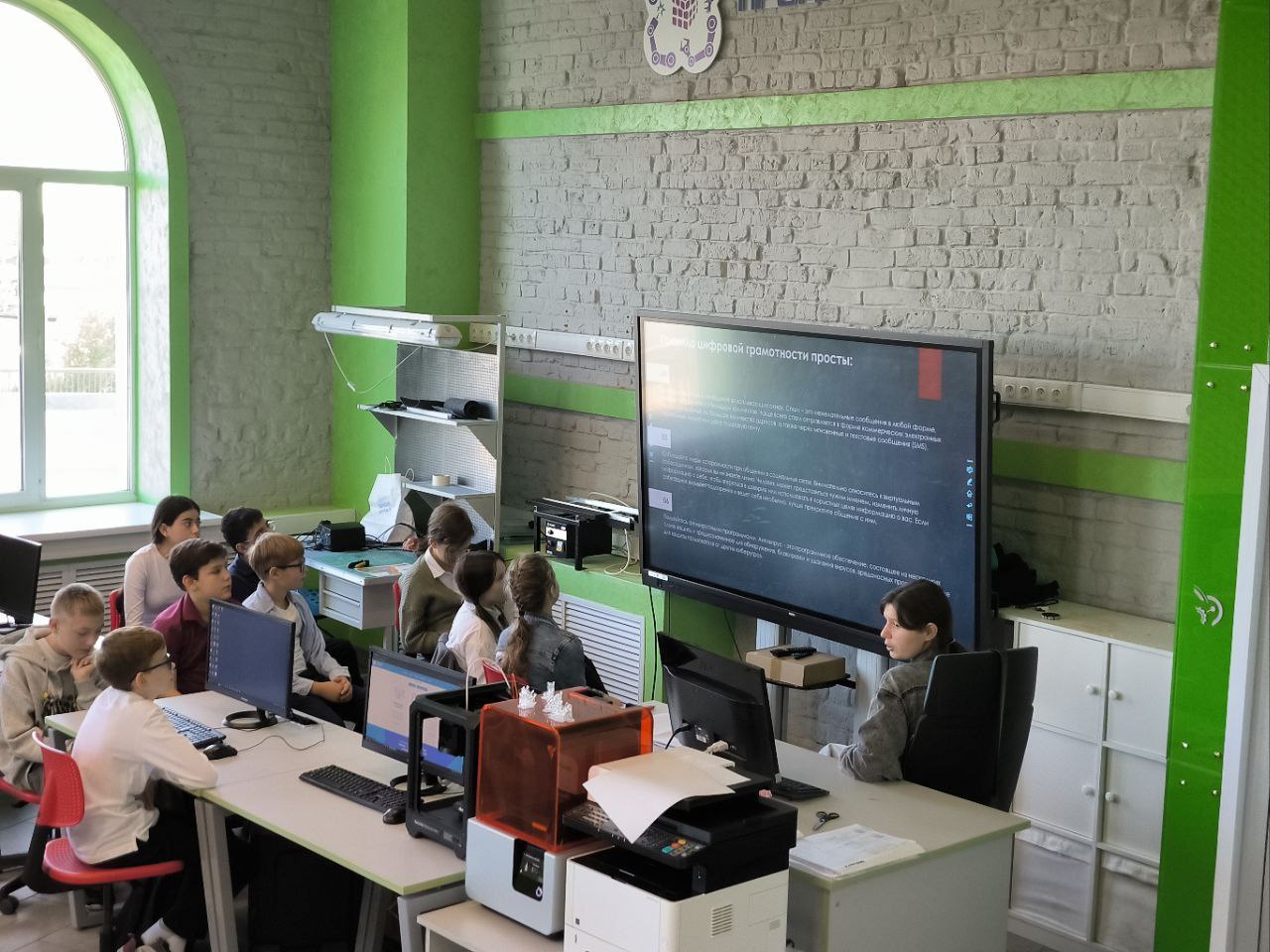 В Иванове Центр технического творчества Новация добавил в образовательную программу инженерных классов блок о цифровой грамотности В рамках новой образовательной программы детям рассказали про ключевые аспекты безопасного и эффективного использования современных технологий правила цифровой грамотности основные виды кибератак и как от них защититься Директор Центра технического творчества Новация региональный координатор партийного проекта Цифровая Россия Алексей Кирьянов Цифровая грамотность является неотъемлемой частью современного образования Умение ориентироваться в информационном пространстве критически анализировать источники информации и применять технологии для решения различных задач это залог успеха в любой профессиональной деятельности Через подрастающее поколение мы можем транслировать такие знания на их родителей бабушек и дедушек Мы не просто проводим разовые лекции а интегрируем эти знания в образовательный процесс создаем некий дополнительный аспект образа наставника с которым можно после посоветоваться