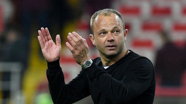 Воспитанник одесского Черноморца Дмитрий Парфенов станет главным тренером волгоградского Ротора Контракт подписан на полтора года с возможностью пролонгации Для Ротора он будет 16 по счету тренером Как игрок выступал за Черноморец Одесса Спартак Москва Динамо Москва В 2012 году начал тренировать ФК Текстильщик затем были Урал Арсенал Тула Родина Актобе Казахстан Торпедо Москва В числе достижений победа Тосно в Кубке России 2017 2018 выход клуба из Ленинградской области в Премьер лигу выход Урала в финал Кубка России 2018 2019 Кубок Казахстана вместе с Актобе в 2024 году Московскую Родину Дмитрий Парфенов выводил в стыковые матчи между Первой Лигой и РПЛ Подписаться Перейти на сайт MAX