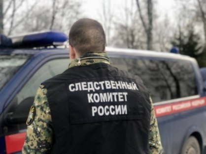Во Владикавказе местный житель подозревается в покушении на убийство супруги   Северо-Западным межрайонным следственным отделом по городу Владикавказ следственного управления Следственного комитета Российской Федерации по Республике Северная Осетия-Алания возбуждено уголовное дело в отношении местного жителя. Он обвиняется в совершении преступления, предусмотренного ч. 3 ст. 30, ч. 1 ст. 105 УК РФ  покушение на убийство .   Следствием установлено, что утром 18 июля 2025 года подозреваемый, находясь в квартире одного из многоэтажных жилых домов города Владикавказа, в ходе произошедшего конфликта на почве ревности нанес своей жене удар ножом в спину, после чего причинил себе телесные повреждения. Супруги были доставлены в медицинские учреждения для оказания необходимой помощи.   В настоящее время подозреваемый в тяжелом состоянии находится под охраной в лечебном учреждении. При отсутствии медицинских противопоказаний с ним будут проводиться необходимые следственные действия, а также решен вопрос об избрании меры пресечения в виде заключения под стражу.   Следователем СК проводится комплекс необходимых следственных действий, направленных на установление всех обстоятельств произошедшего, сбор и закрепление доказательственной базы.     -Алания.
