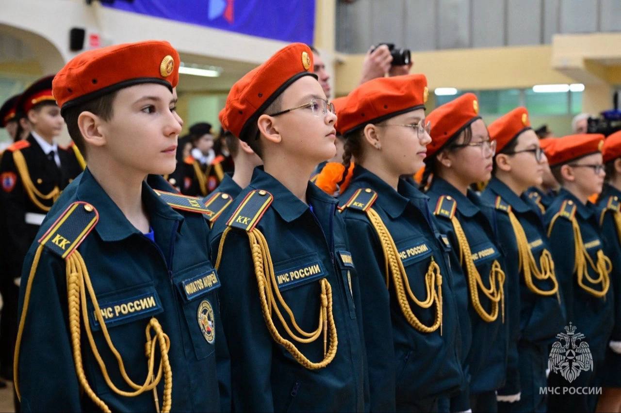 В Новом Уренгое в начале этого года под руководством Заместителя Министра Российской Федерации Романа Викторовича Курынина был открыт первый в городе кадетский класс МЧС России. Класс был открыт на базе школы им. Героя Российской Федерации В.И. Шарпатова.   Сегодня в школе прошло торжественное построение кадетского класса МЧС России, а затем сотрудники провели для ребят открытый урок.  Специалисты рассказали ребятам о правилах поведения в чрезвычайных ситуациях, о работе спасательных служб и о том, как правильно оказывать первую помощь. Кадеты в свою очередь задавали вопросы, делились своим опытом и обсуждали различные ситуации, которые могут возникнуть в процессе работы спасателя. Урок прошел в дружественной атмосфере, и все участники получили много полезной информации.    МЧС Ямало-Ненецкого АО