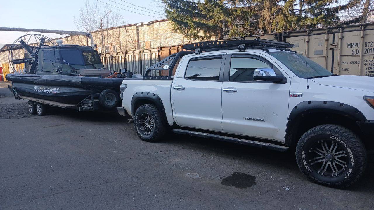 Полицейские в Усть Куте задержали браконьеров за незаконную охоту на оленя Несколько дней назад местные жители сообщили в дежурку на правом берегу реки Лены в Усть Куте неизвестные подстрелили дикого зверя Пока полиция ехала охотники успели разделать тушу погрузить её в аэролодку переплыть реку закинуть всё на прицеп и уехать на пикапе Toyota Tundra Полицейские остановили машину по пути В лодке нашли тушу оленя его голову ноги охотничьи карабины и ружья Водителя и пассажиров доставили в отдел для разбирательства У одного был общий разрешительный документ на охоту но специального разрешения на отстрел оленя ни у кого не оказалось Мужчины признались во всём Сейчас идёт проверка Браконьерам грозит статья 258 УК РФ за незаконную охоту