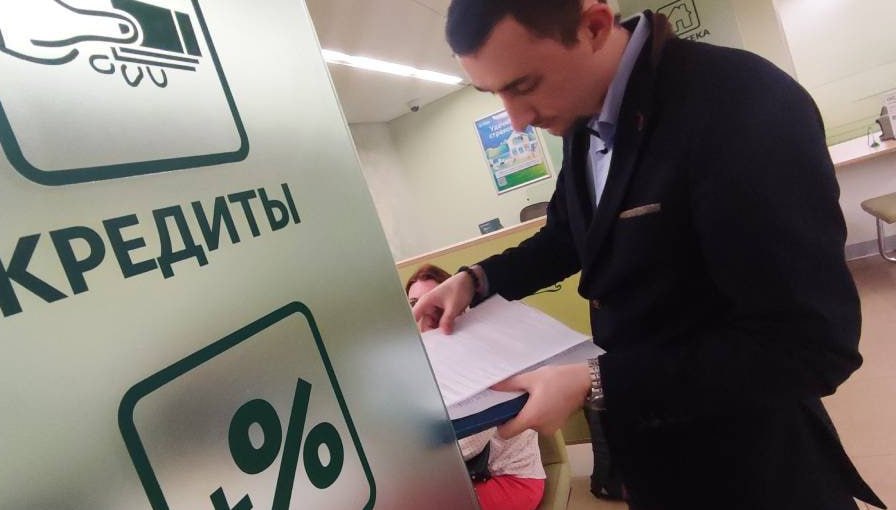 Потребкредитование упало вдвое Банки за январь ноябрь снизили выдачу потребительских кредитов до 3 трлн рублей что вдвое меньше по сравнению с аналогичным периодом прошлого года когда сумма составляла 5 85 трлн рублей Количество выданных ссуд составило 18 1 млн единиц против 33 7 млн за аналогичный период прошлого года В ноябре зафиксирован наименьший объем выдач за последние четыре месяца чуть менее 298 млрд рублей ЦБ ужесточил регулирование рынка через макропруденциальные лимиты и ввел период охлаждения для борьбы с мошенниками что снизило суммы кредитов Высокая ключевая ставка также увеличила ставки кредитования отпугивая заемщиков Эти меры сократили объемы кредитования физических лиц fatcat18