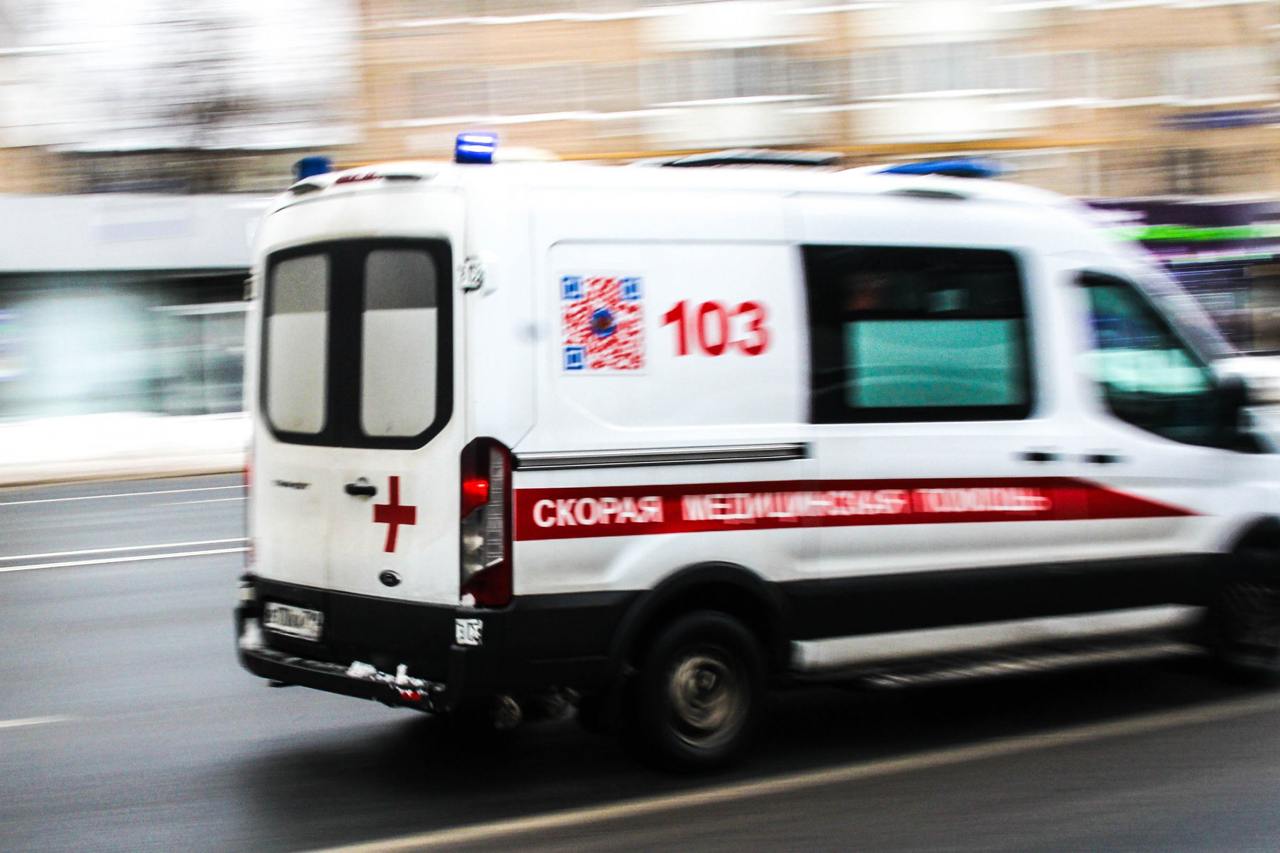 В Подмосковье мальчик полгода ходил с пластиковым колпачком в бронхах В Детский центр им.Л.М. Рошаля поступил восьмилетний пациент с жалобами на частые респираторные инфекции и затяжную пневмонию, которую не удается вылечить уже полгода. Об этом сообщила пресс-служба подмосковного Минздрава. В ходе обследования врачи диагностировали нарушение вентиляции и воспаление в правом легком ребенка. Была проведена бронхоскопия, во время которой в бронхах обнаружился пластиковый колпачок. Мальчик объяснил, что случайно вдохнул его. Инородное тело удалось извлечь с помощью видеоэндоскопического оборудования. Получасовая операция завершилась успешно, мальчика выписали.