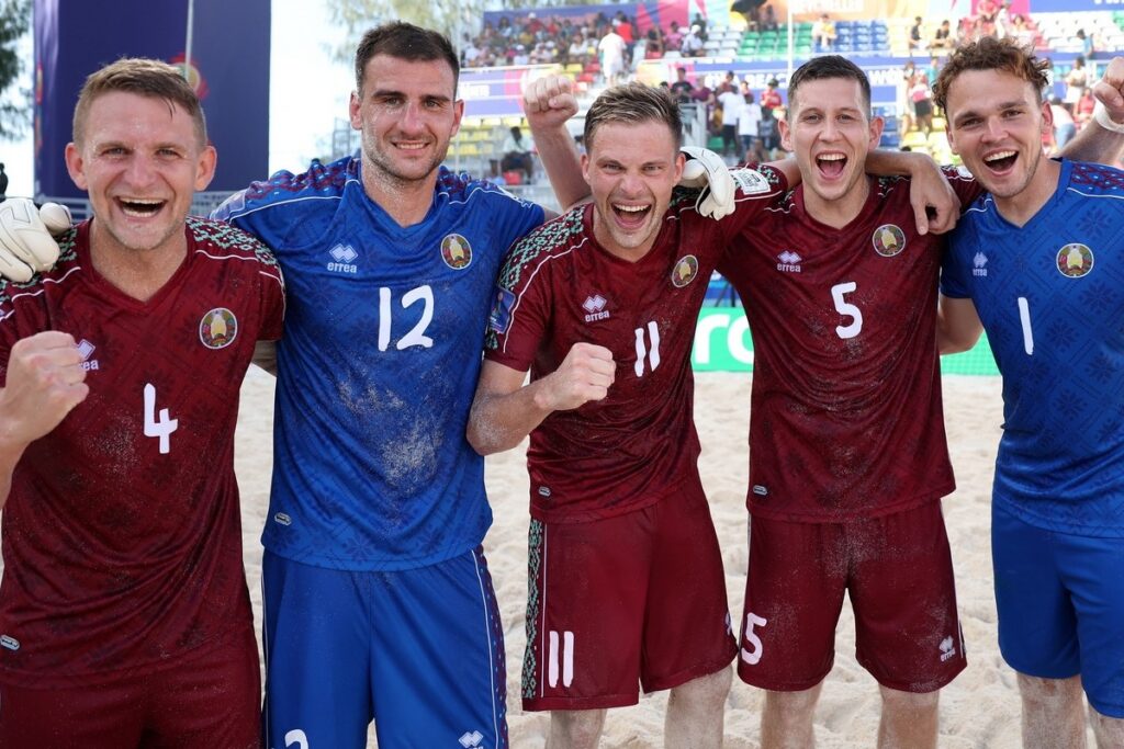 Сборная Беларуси по пляжному футболу впервые сыграет в финале чемпионата мира Блестящее достижение команды Николаса Альварадо, которая в прошлом году дошла до топ-4 мирового форума. Результат превзойден, а это значит, что белорусы уже точно с медалями. А вот какими, узнаем совсем скоро. В полуфинале землякам достались в соперники сенегальцы. И хотя наши футболисты открыли счет уже на 3-й минуте причем гол забил вратарь Августов , завершить первый период в свою пользу не удалось. Зато в следующем белорусы были великолепны: дубль Бриштеля и гол Гапона обеспечили им четырехкратный перевес. Сенегальцы продолжали сопротивляться и в третьем отрезке сократили отставание 2:4 . Но большего им сделать не дали. Более того, Бокач забил и пятый. Нашим соперником будет победитель пары Бразилия/Португалия. Финал пройдет 11 мая. #спорт #пляжныйфутбол Подпишись — Минская правда MLYN.by