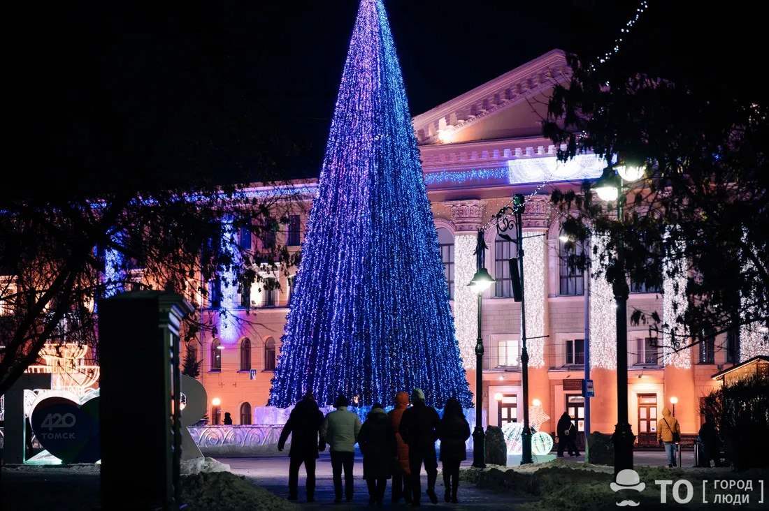 В этом году елочные базары в Томске откроются в начале декабря Их огородят и оформят в соответствии с новогодним фирменным стилем Праздничных мероприятий в саму новогоднюю ночь как и салюта не планируется Зато во всех общественных пространствах будут звучать музыка работать горки а на Ново Соборной каток Здания Драмтеатра и Музея истории Томска в конце ноября украсят проецируемые изображения Сначала они будут посвящены тематике Нового года а затем сюжеты для проекций будут подбирать под государственные праздники или городские события Подпишись на ТО