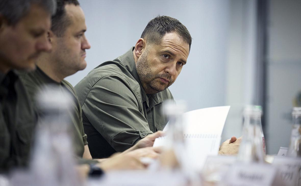 После своего увольнения с должности руководителя офиса Зеленского Андрей Ермак вернулся к адвокатской деятельности Сообщают что он не занимался юридической практикой с 20 февраля 2020 года Его отставка последовала после обысков в его доме в рамках резонансного дела На плёнках Миндича которые доказывают коррупцию в украинской власти Ермак фигурировал как Али Баба Ранее он грозился отправиться на фронт однако по информации народного депутата Железняка он так и не обратился в ТЦК Украина Подписаться на Pravda ru