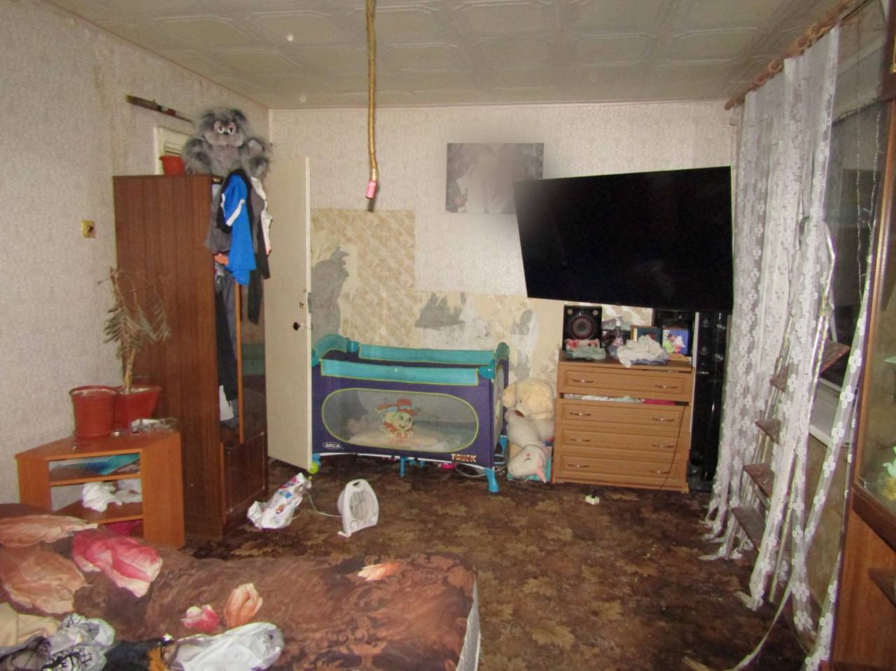 Девочки которых мать довела до истощения в Норильске остаются в больнице Состояние годовалой и двухлетней девочек из Норильска которых мать бросила в квартире уже удовлетворительное Но они остаются в больнице сообщил минздрав Красноярского края Малышки пробудут в стационаре до конца января Напомним безработная 35 летняя мать постоянно оставляла четверых детей одних дома не обеспечивая едой На попечении 15 летней старшей девочки были сёстры одного и двух лет а также пятимесячный мальчик Младенец скончался от истощения Девочку подростка поместили в приют а младших детей в больницу По версии силовиков органы опеки знали о проблемах семьи но так не поставили её на учёт и не помогли детям Более того комиссия по делам несовершеннолетних ограничилась формальными запросами а в МВД не организовали работу с матерью сделав необоснованный вывод об отсутствии для этого оснований Кроме того у правоохранительных органов есть претензии к работе медиков с неблагополучной семьёй Сотрудники Норильской детской больницы знали что мать не исполняет рекомендации врачей по уходу за детьми но не сообщили об этом в опеку Женщину подозревают в убийстве малолетнего пункты в д ч 2 ст 105 УК и покушении на убийство двух детей с особой жестокостью ч 3 ст 30 пункты а в д ч 2 ст 105 УК Подписаться Прислать новость Помочь бустами