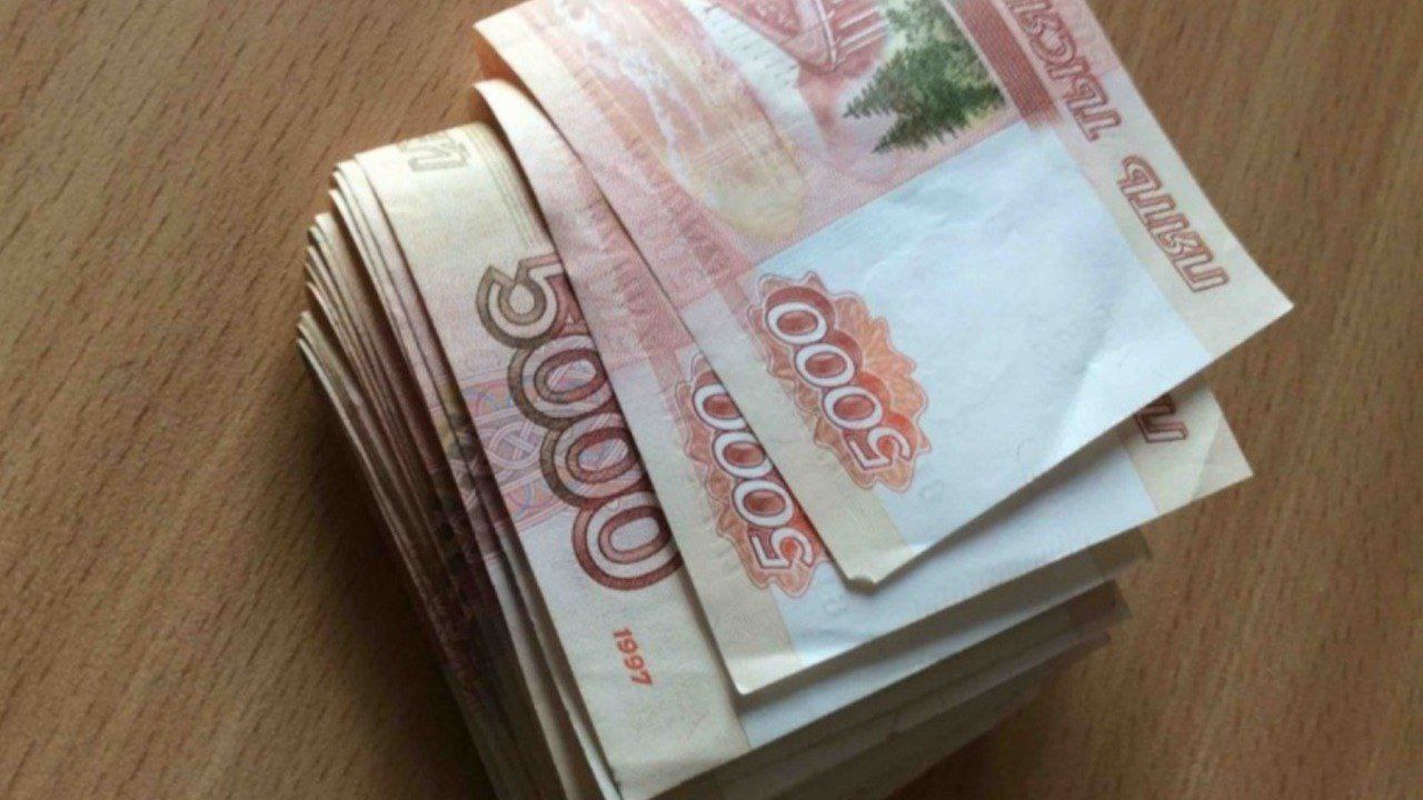 Условный срок получил экс почтальон наворовавший техники примерно на 600 тысяч рублей 20 летний злоумышленник в июне прошло года работал почтальоном Он придумал схему незаконного заработка для начала создал несколько вымышленных аккаунтов на одном сайте и заказал пять ноутбуков общей стоимостью 632 тысячи рублей При помощи сервиса он отследил когда посылки с техникой доставили в отделение Пользуясь свободным доступом на склад горожанин незаметно для коллег вынес коробки из помещения Дома он подменил дорогостоящие портативные компьютеры на различные бытовые предметы бутылки с водой дешевые конфеты корм для собак и вернул обратно на склад В дальнейшем посылки как невостребованные были возвращены отправителям объяснили в пресс службе управления МВД России по Хабаровскому краю Похищенные ноутбуки молодой человек продал в комиссионный магазин за 245 тысяч рублей полученные деньги потратил на личные цели Когда его действия раскрыли он активно помогал следствию компенсировал причиненный ущерб Суд назначил ему наказание в виде лишения свободы на срок один год и шесть месяцев условно с испытательным сроком в два года   Будь в курсе событий везде ОК VK MAX